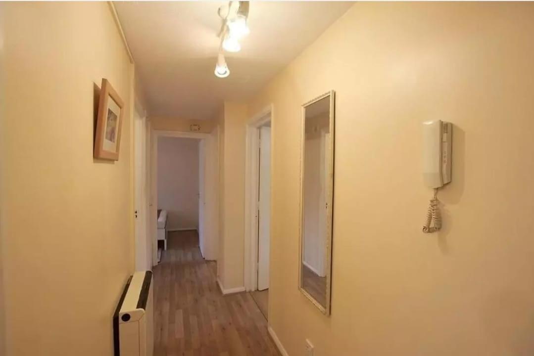 Secure 2 bedroom apartment, very close to Canary Wharf, in a gated development