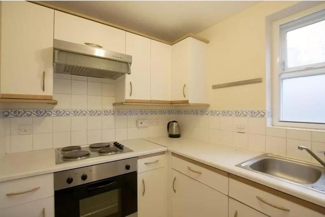 Secure 2 bedroom apartment, very close to Canary Wharf, in a gated development