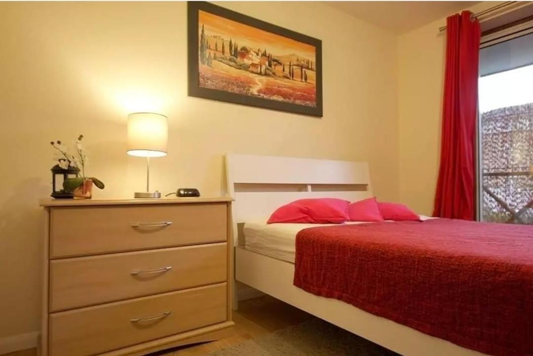 Secure 2 bedroom apartment, very close to Canary Wharf, in a gated development