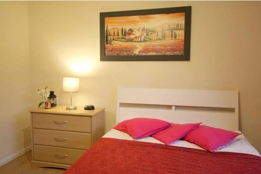 Secure 2 bedroom apartment, very close to Canary Wharf, in a gated development