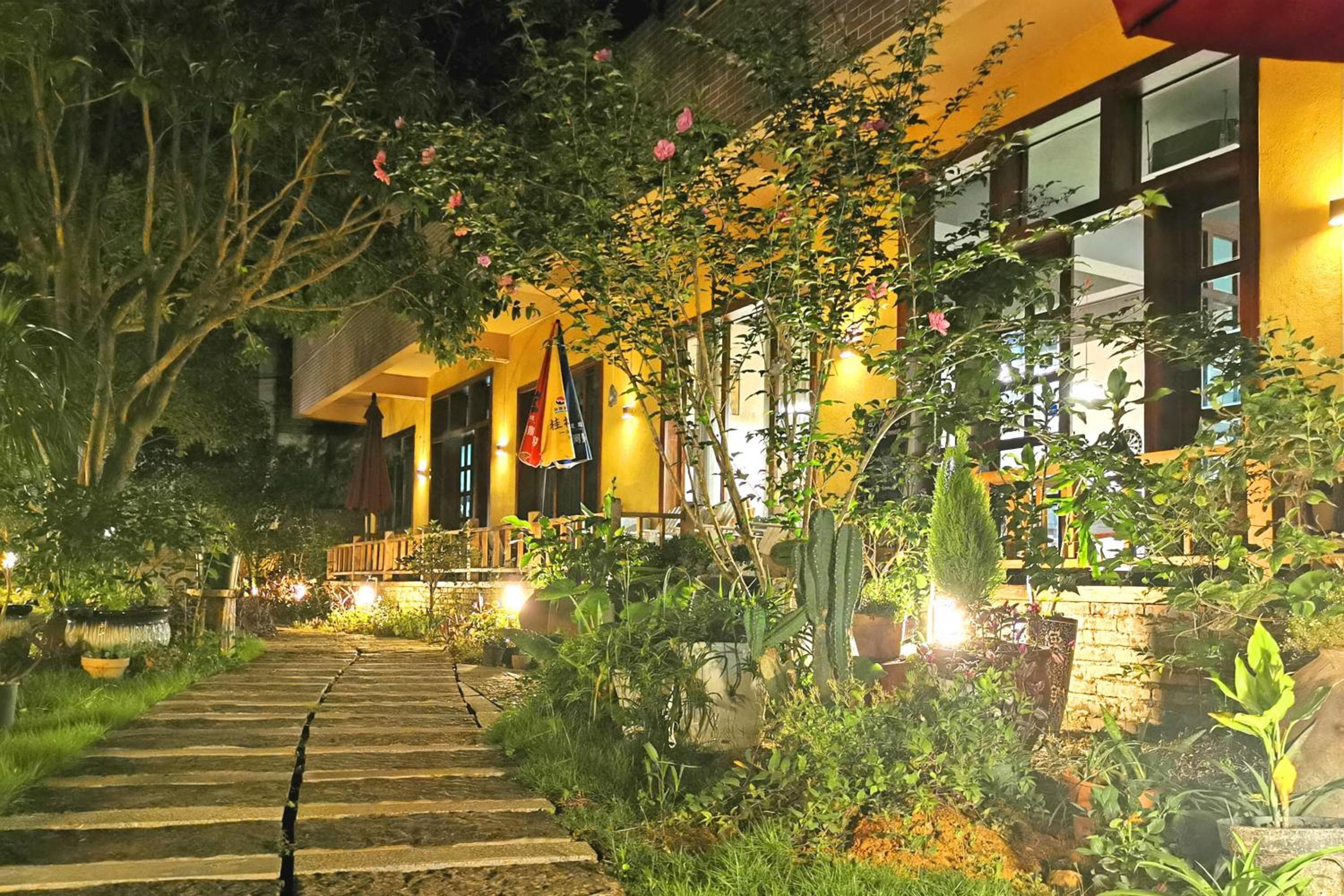 Yangshuo Eden's Social Guesthouse - Wake up to a hearty Western breakfast & fresh craft coffee & night beers & outdoor activities