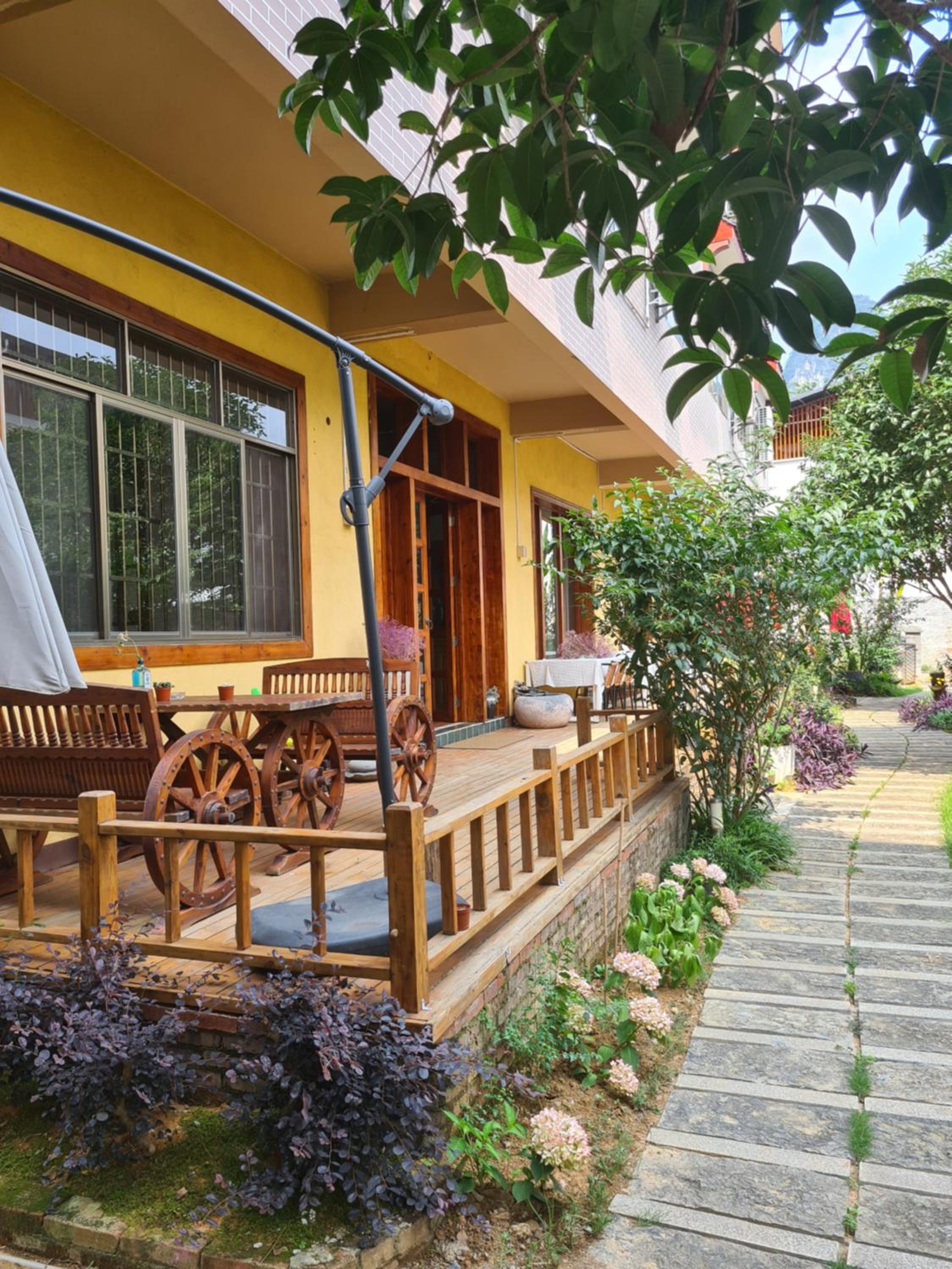 Yangshuo Eden's Social Guesthouse - Wake up to a hearty Western breakfast & fresh craft coffee & night beers & outdoor activities