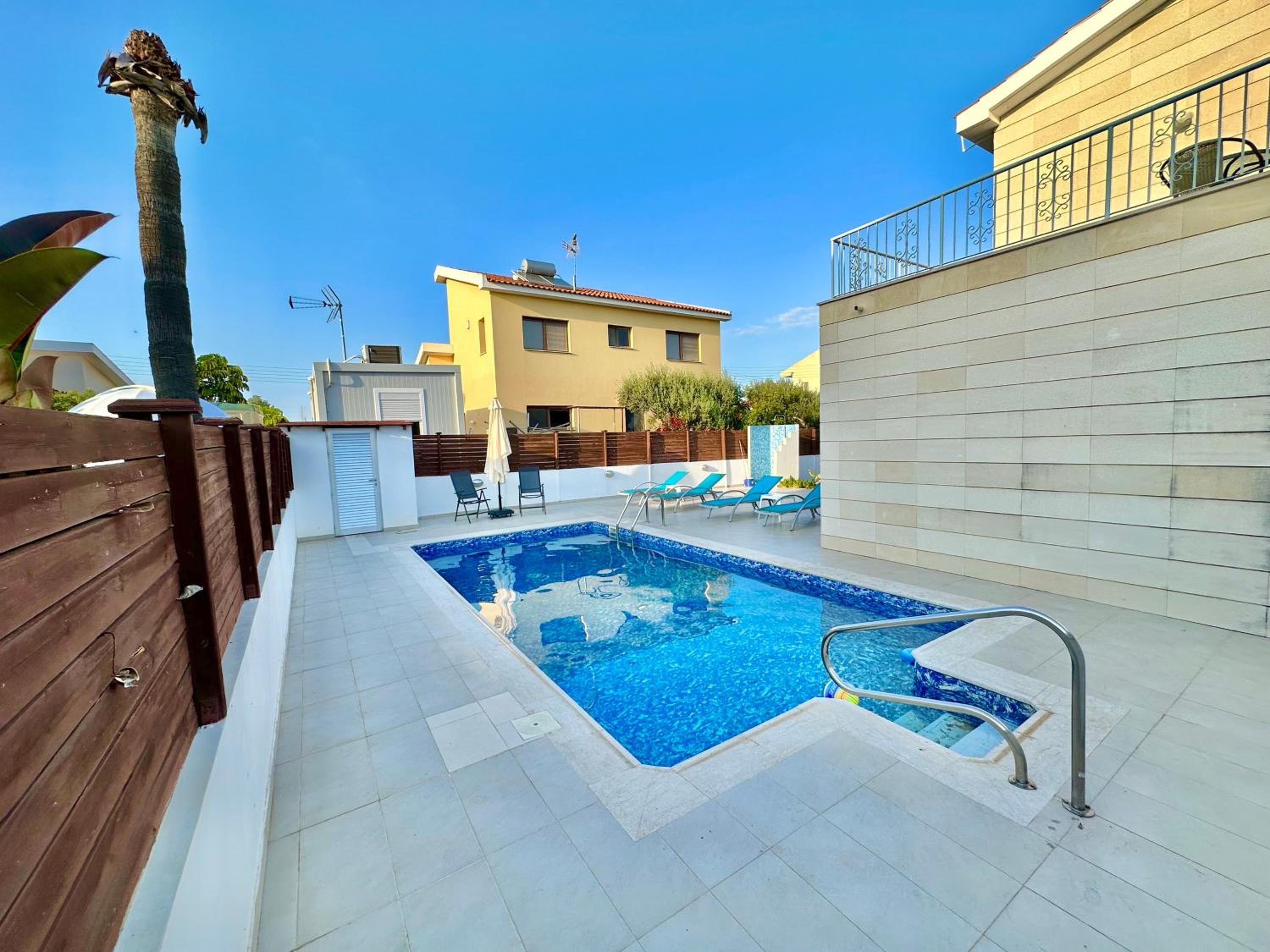 Lovely Pool Villa in Pyla