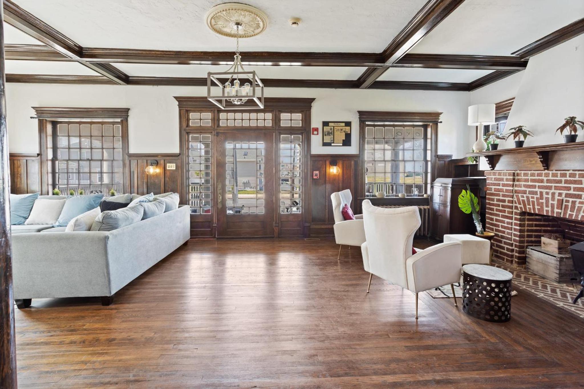 Grand Historic 8BR 6 5BA Mansion Waterfront Decks view 4