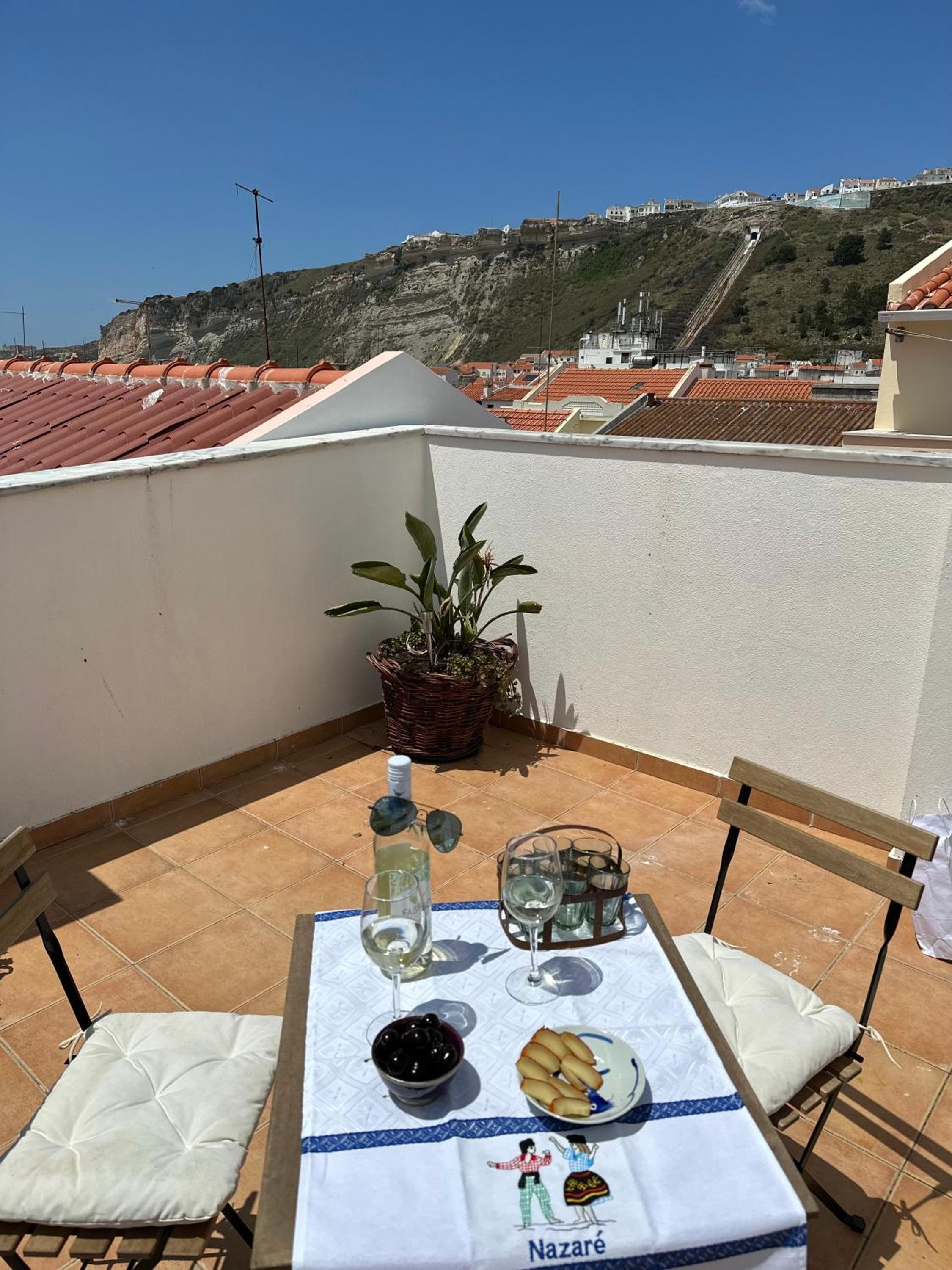 100 meters from the Beach! Rua da Paz Nazaré view 4