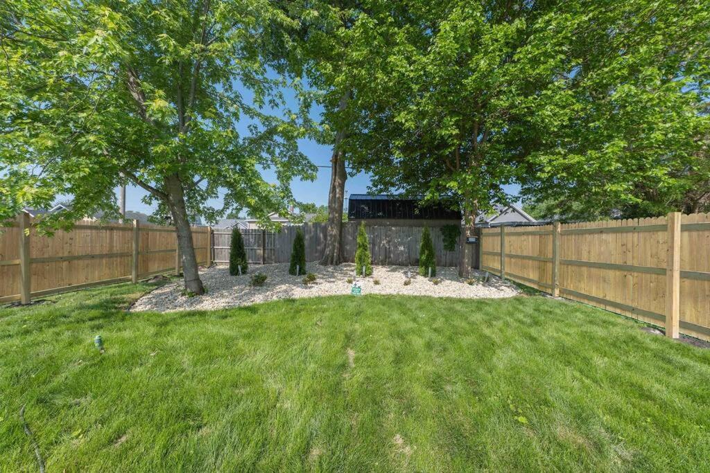 Home 15 min from Starved Rock and Chicago Skydive! view 5