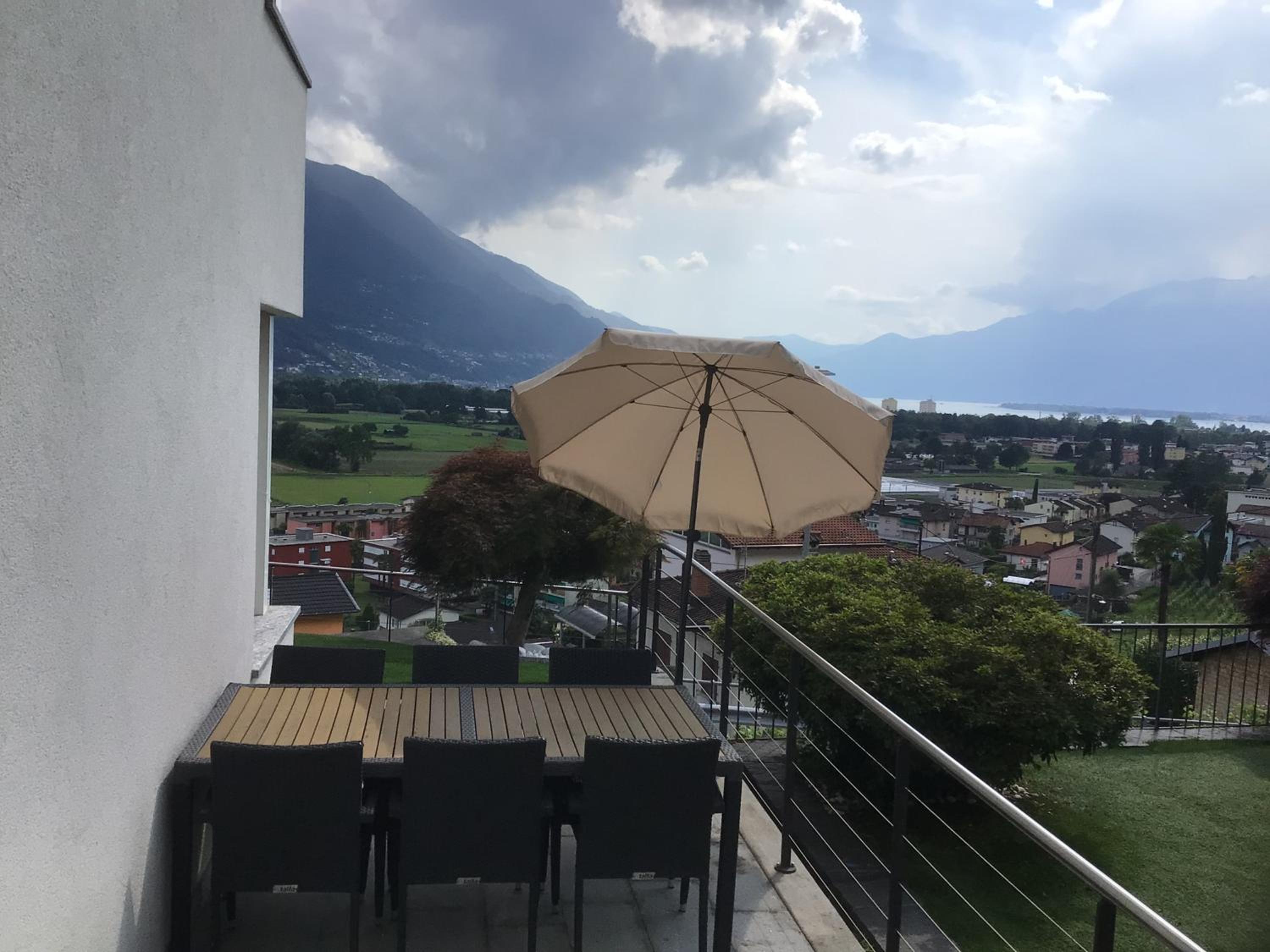 Moderno bilocale vista lago Maggiore