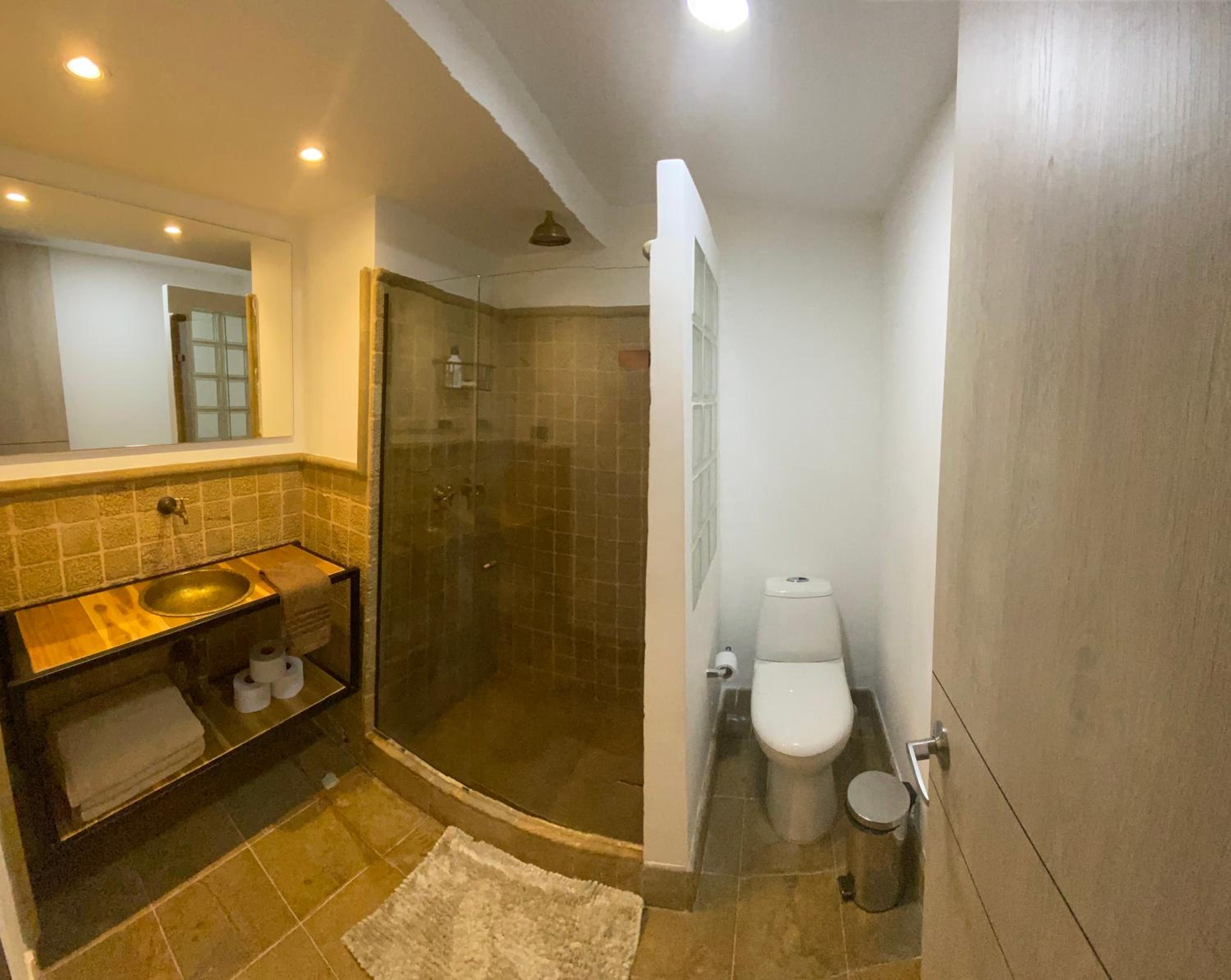 Modern, Apt/near tourist sites.