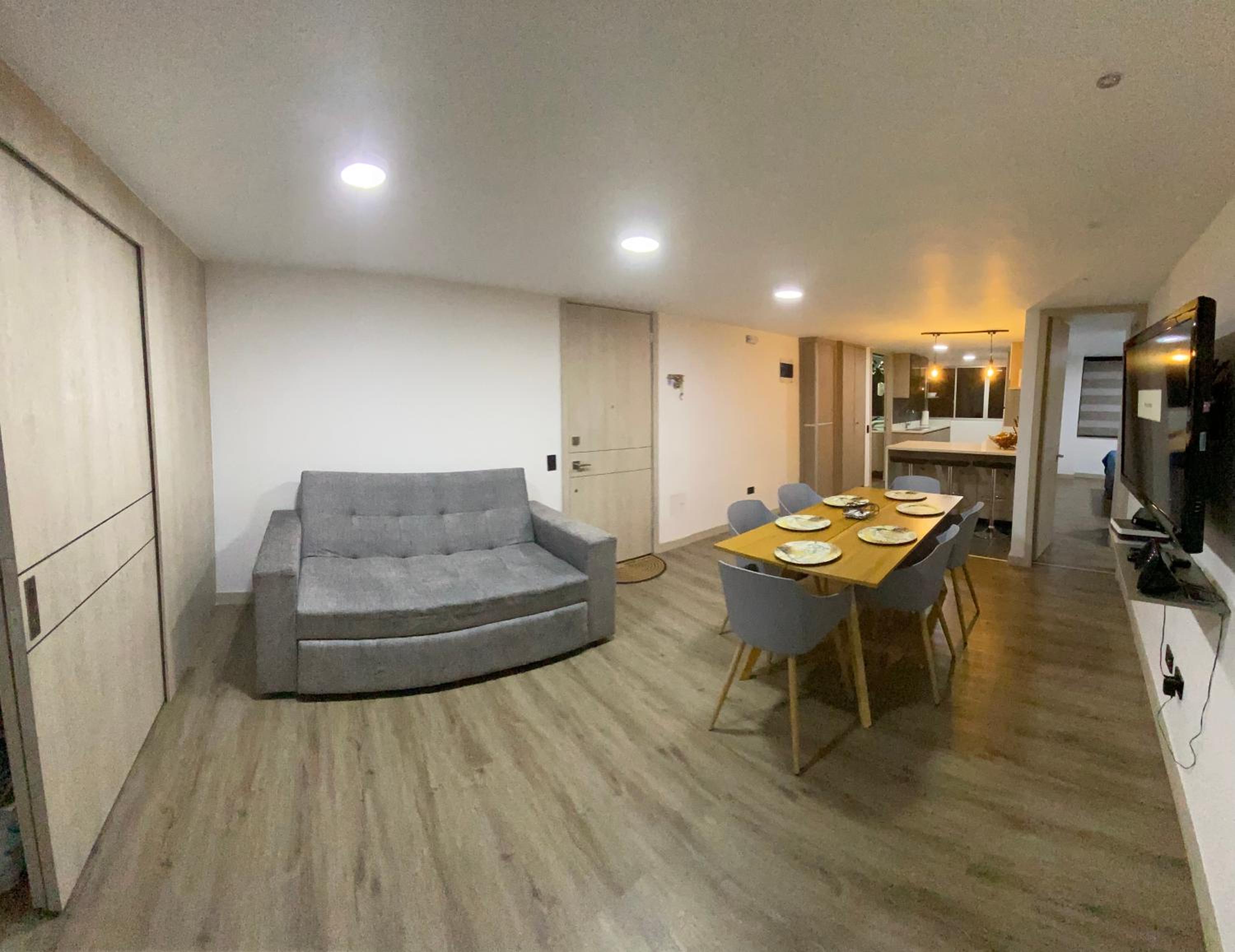 Modern, Apt/near tourist sites.
