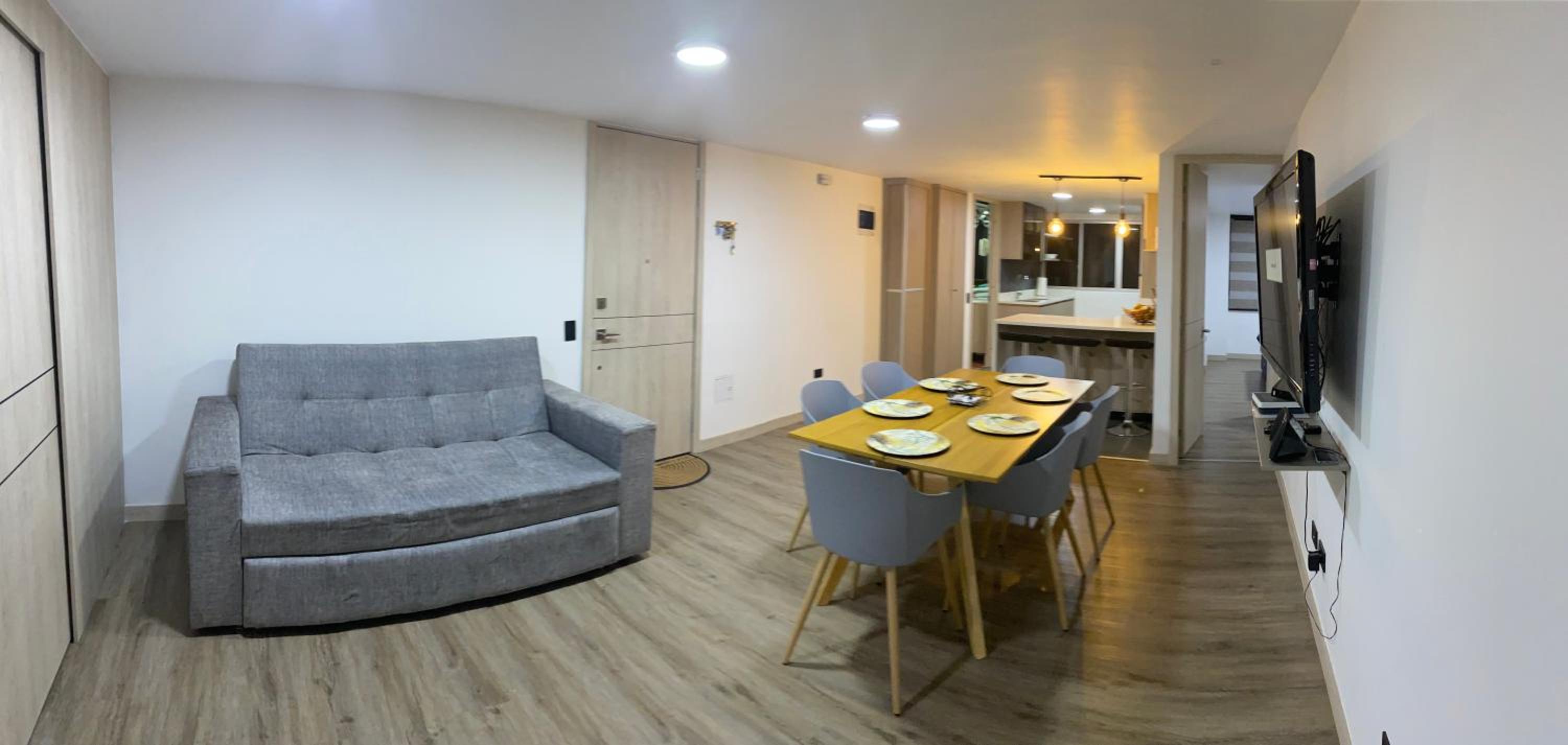 Modern, Apt/near tourist sites.