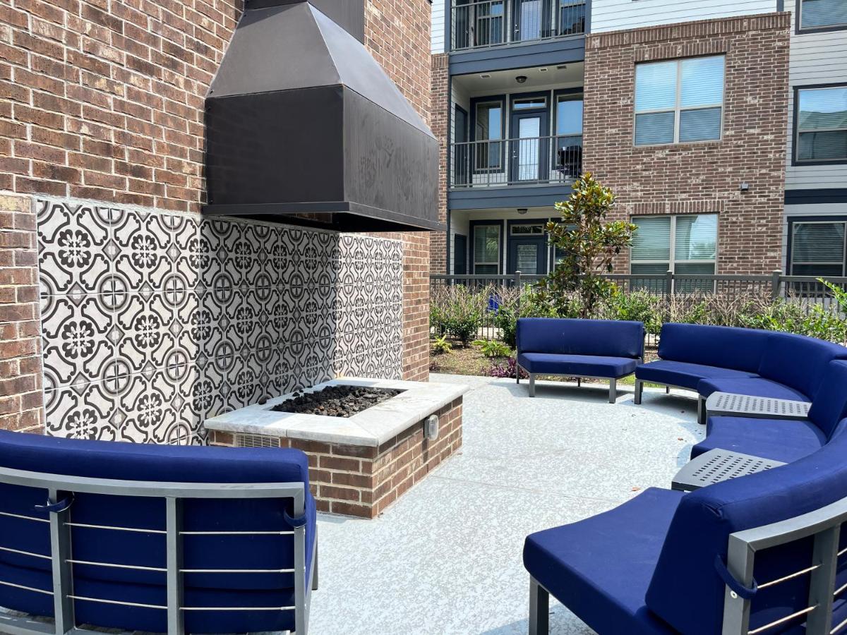 7 Min from IAH Business-Ready Condo w Pool & WiFi view 5