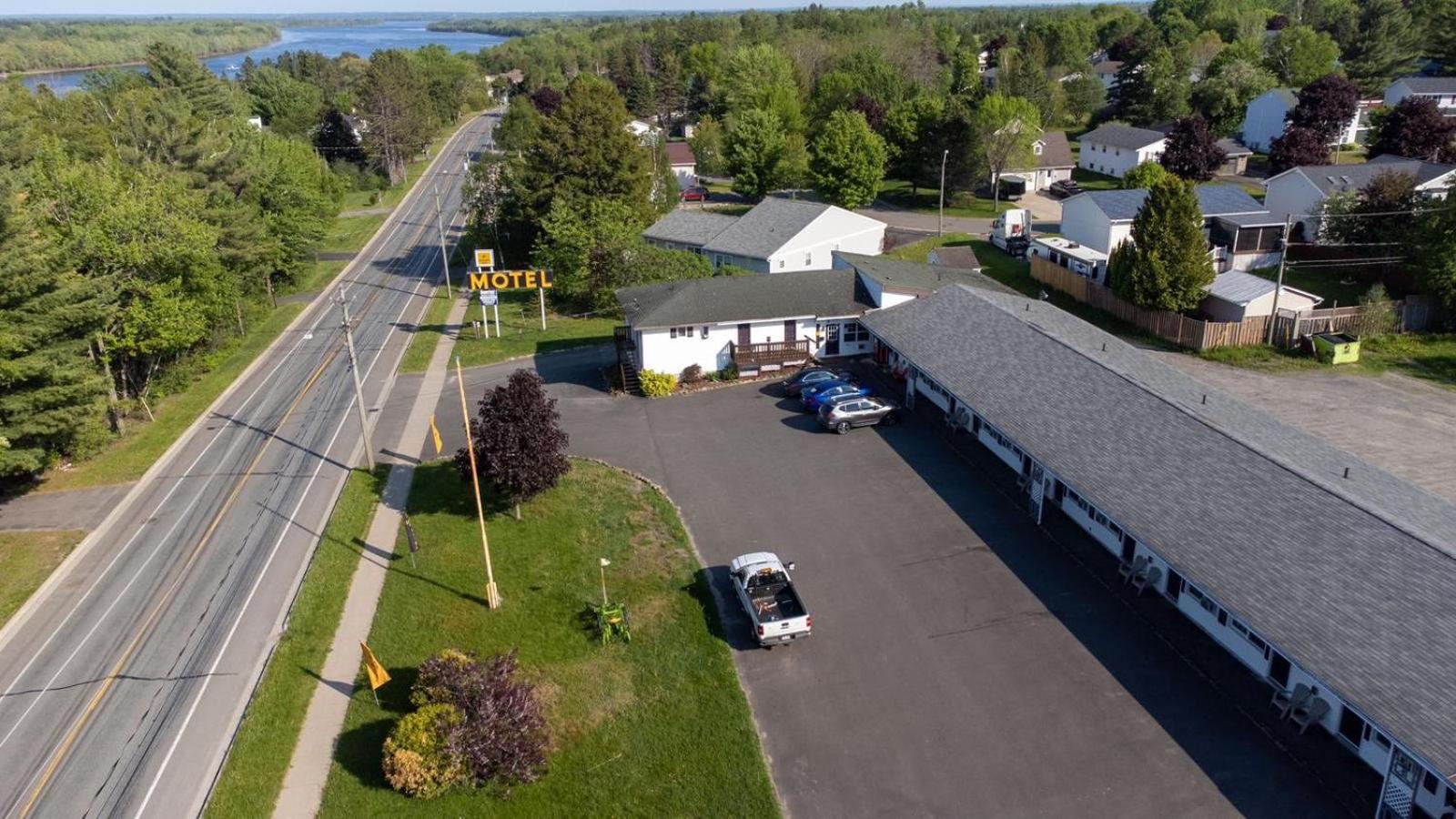 Fredericton Vacations - Lincoln Inn Fredericton - Property Image 1