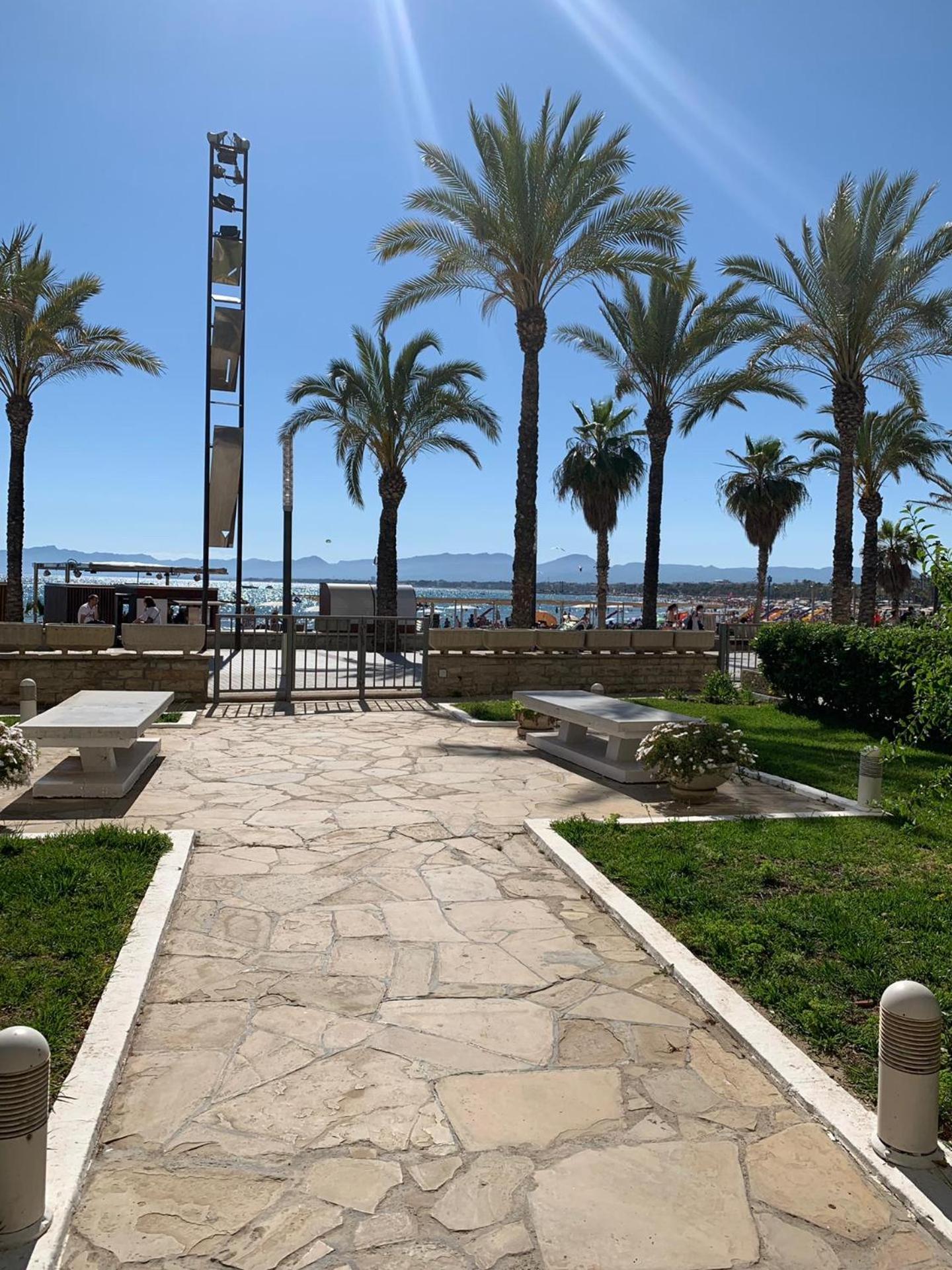 Beachfront Salou apartment with sea view