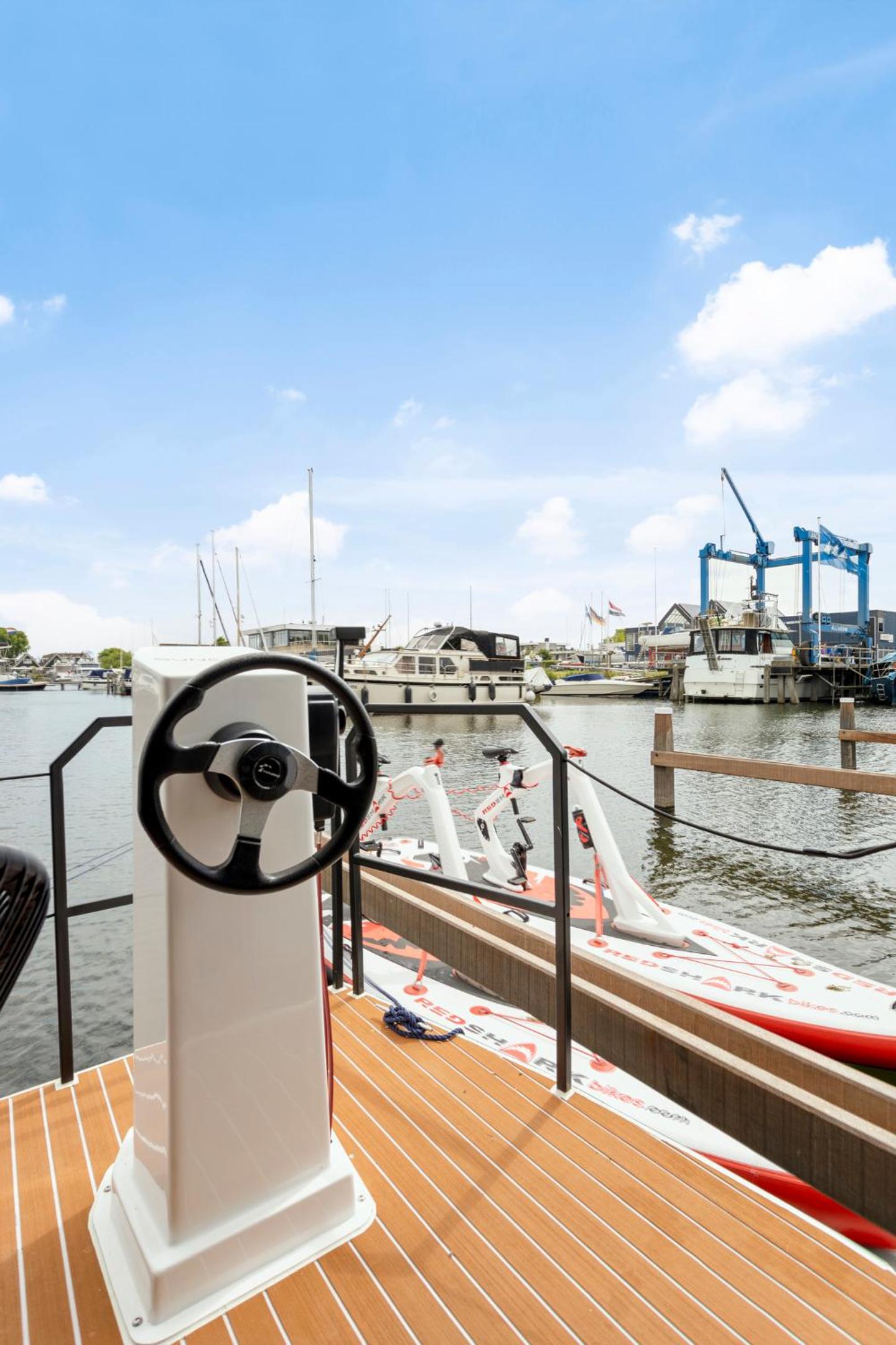 Cosy tiny houseboats near beach and restaurants by Weltevreden Experience view 5