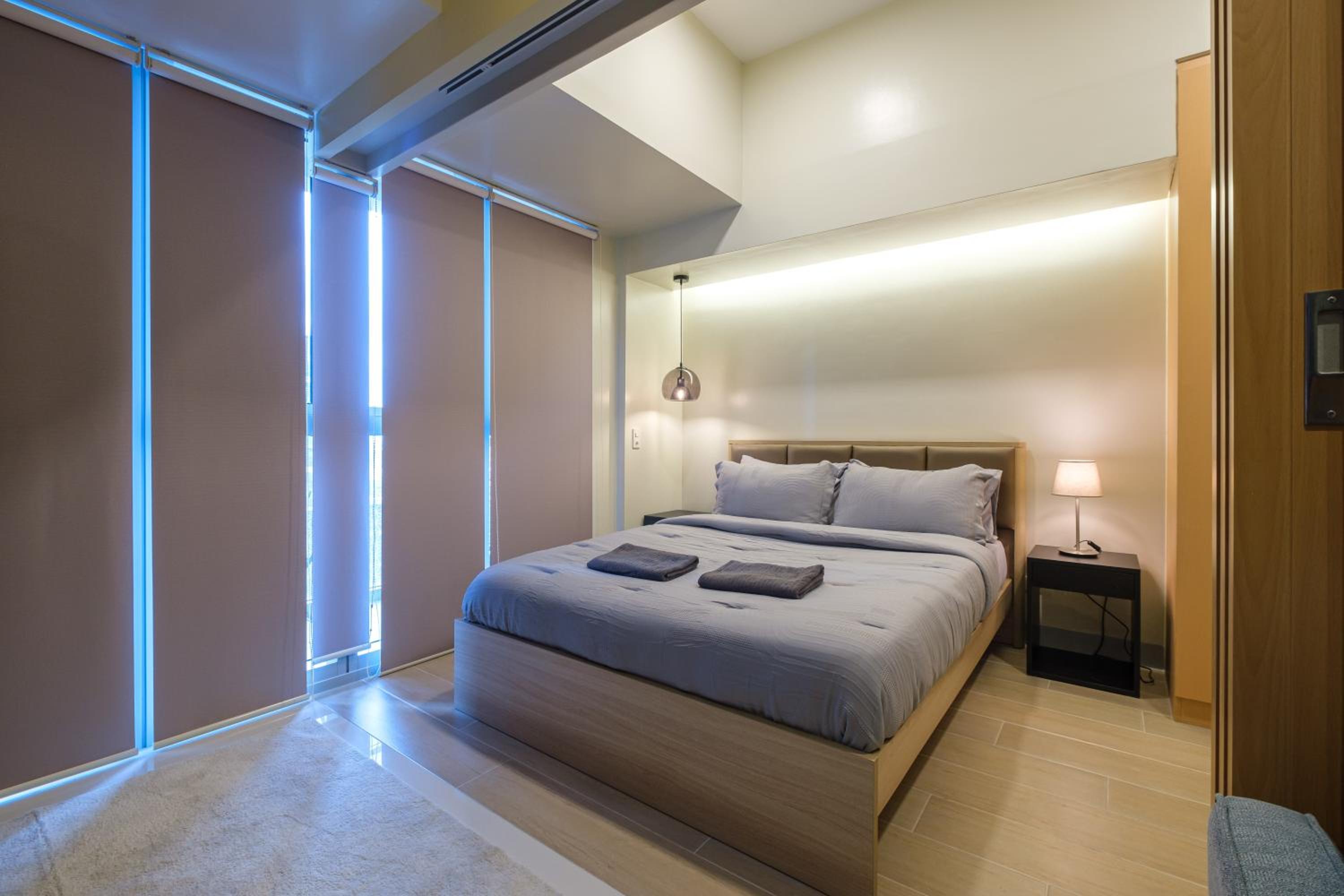 Uptown Parksuites Modern Room