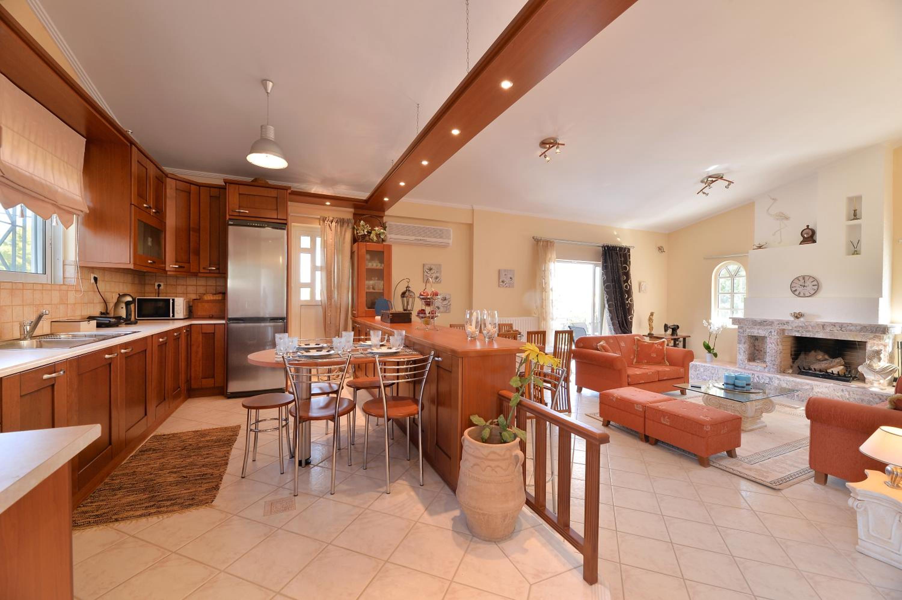 Domelia's Luxury Apartments near Airport & beach view 4