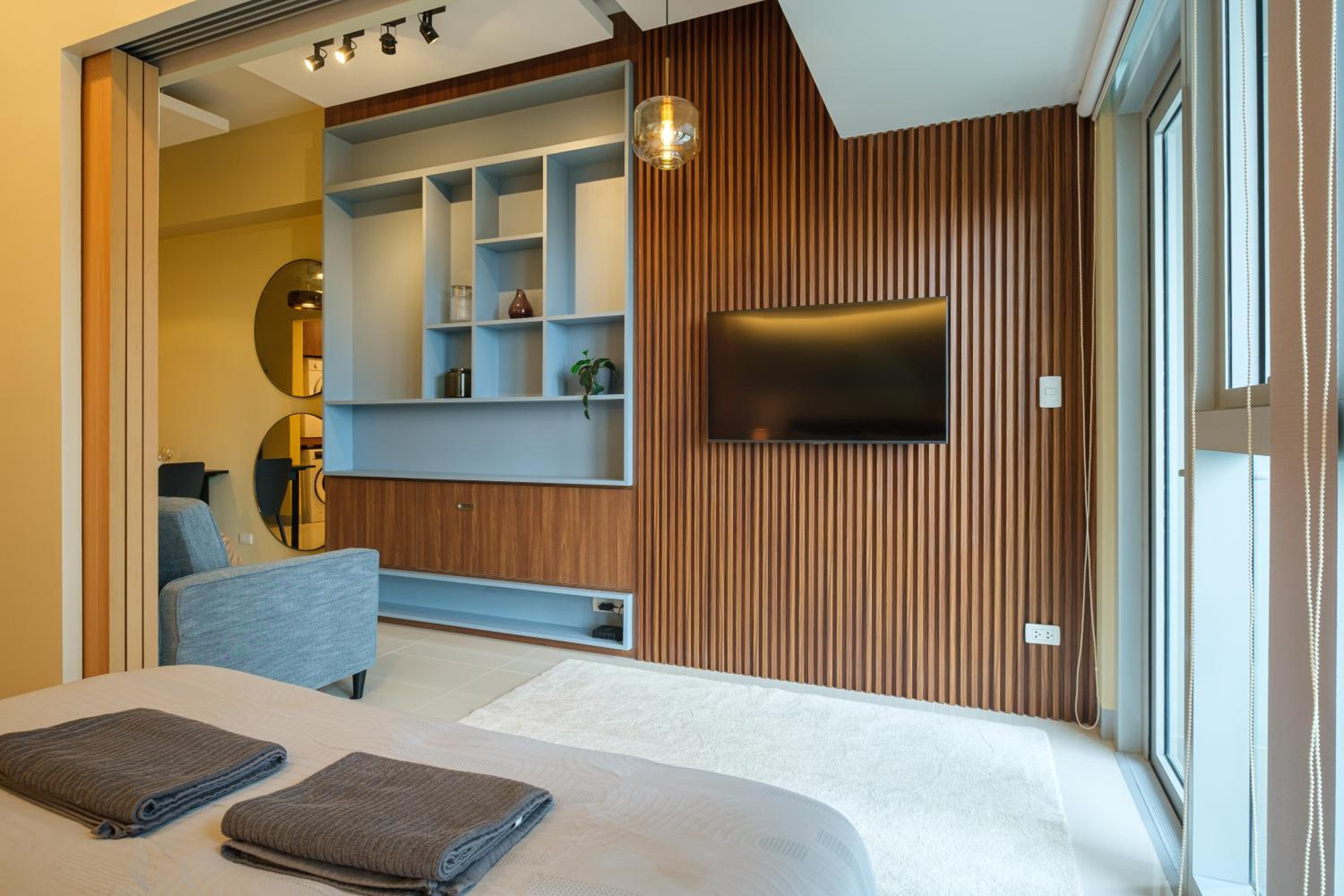 Uptown Parksuites Modern Room