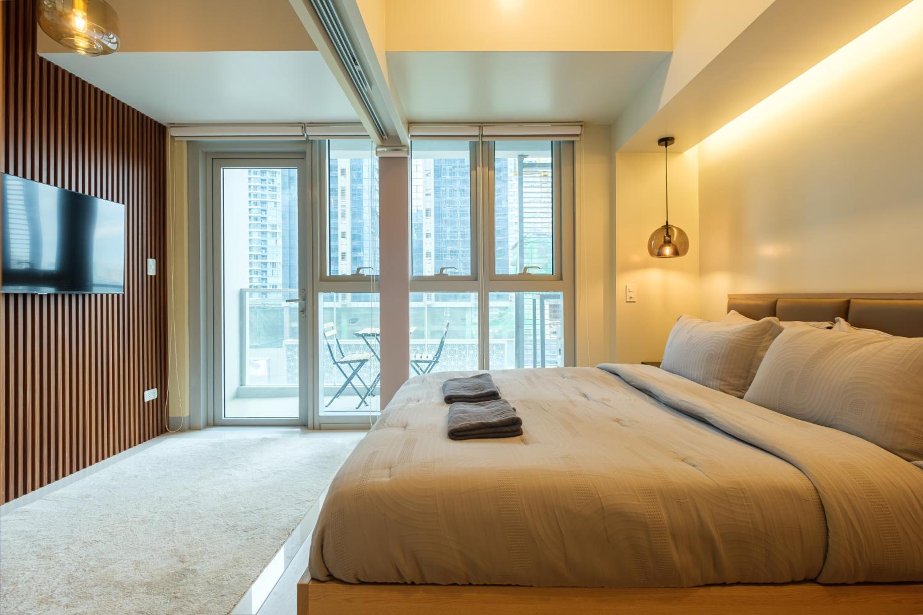 Uptown Parksuites Modern Room