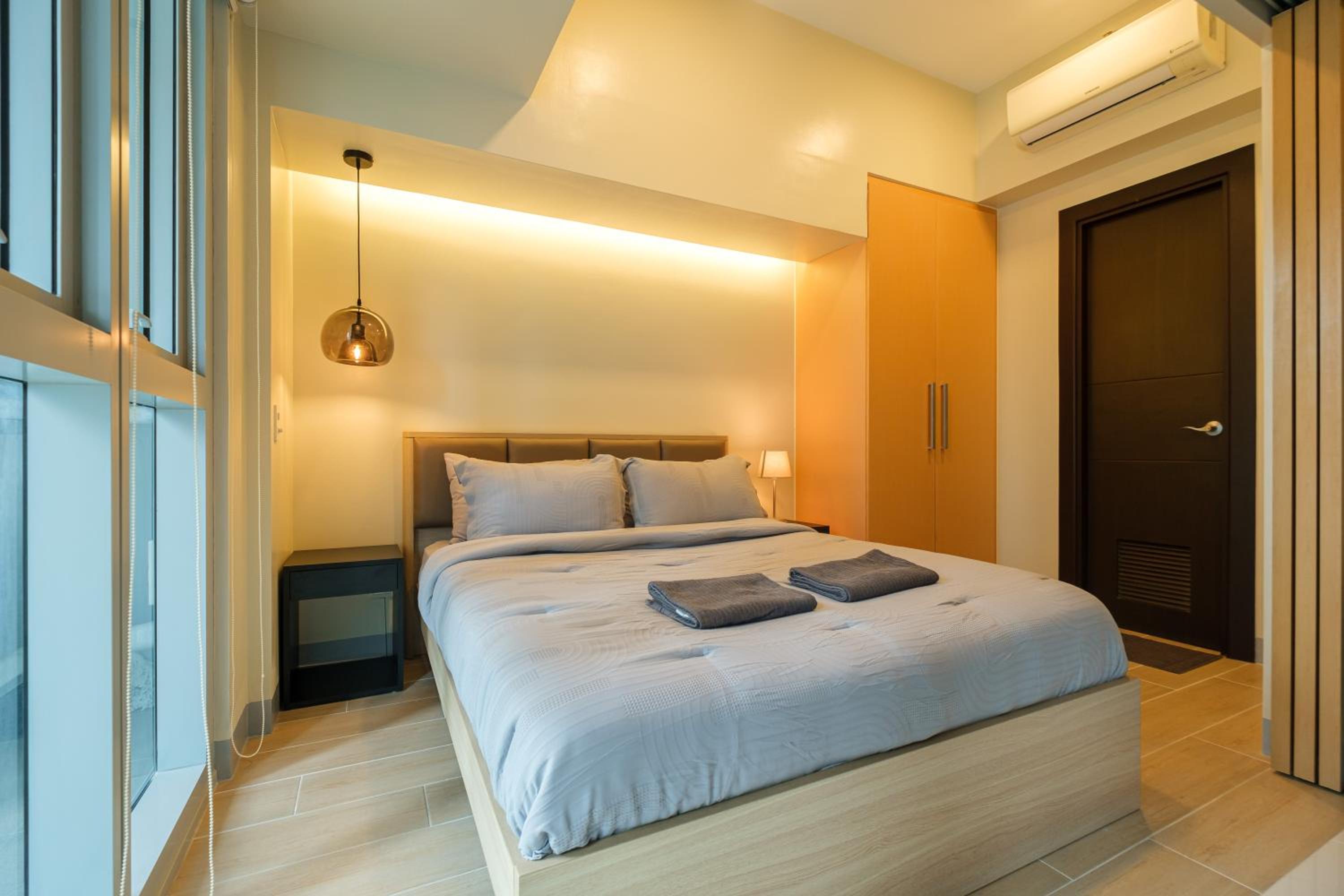 Uptown Parksuites Modern Room