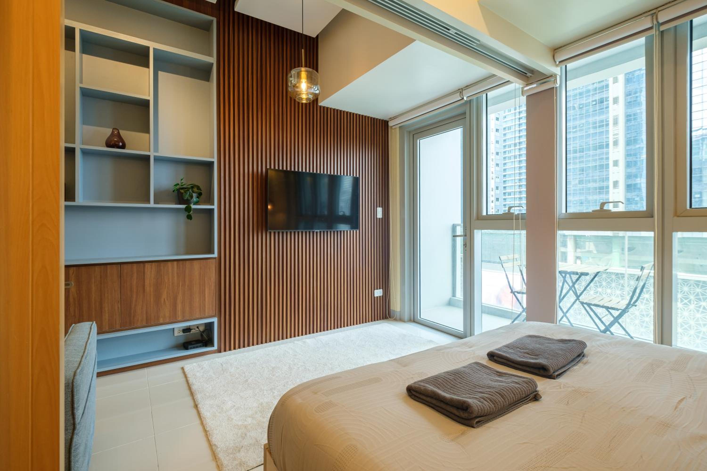 Uptown Parksuites Modern Room