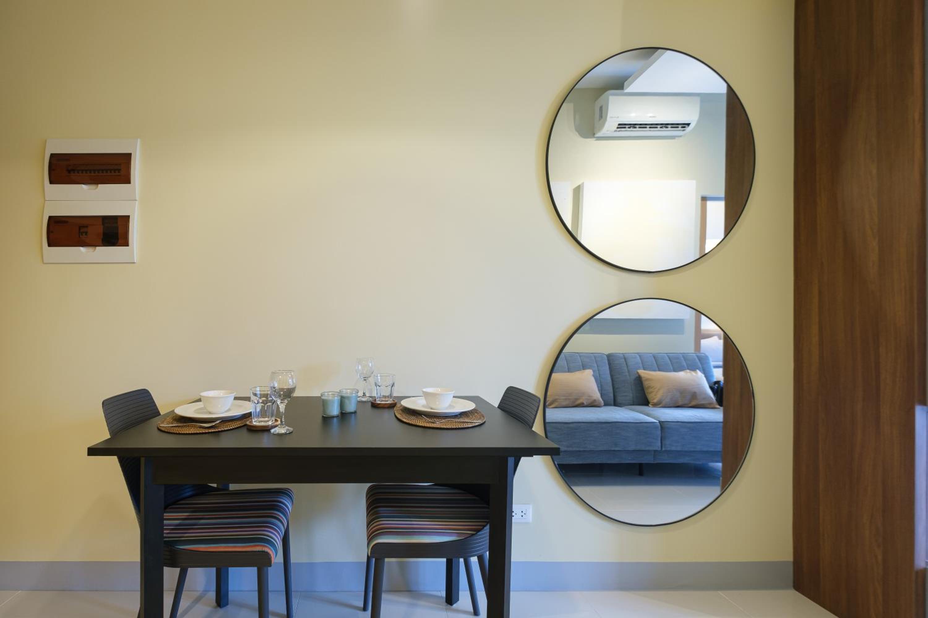 Uptown Parksuites Modern Room