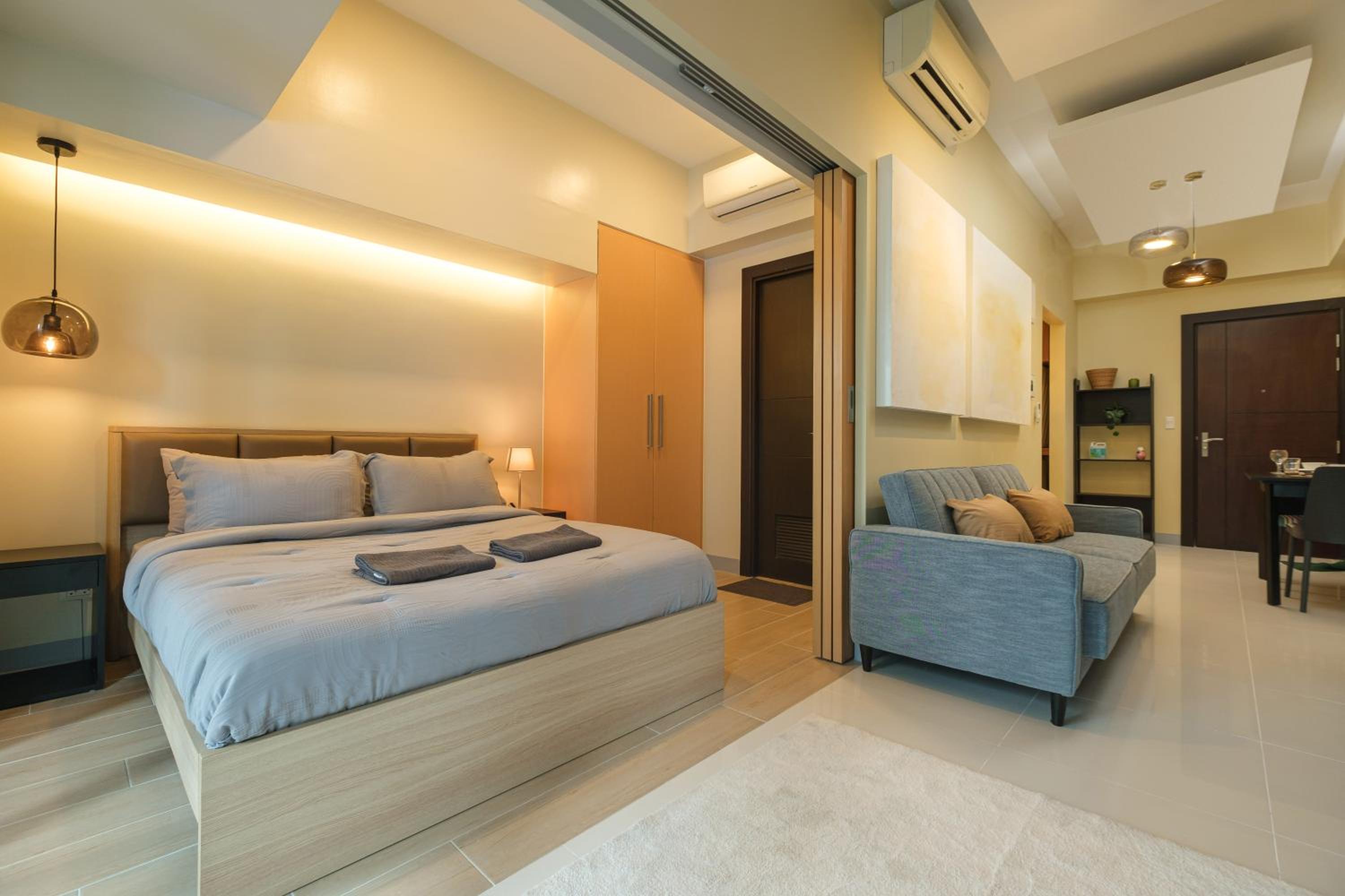 Uptown Parksuites Modern Room