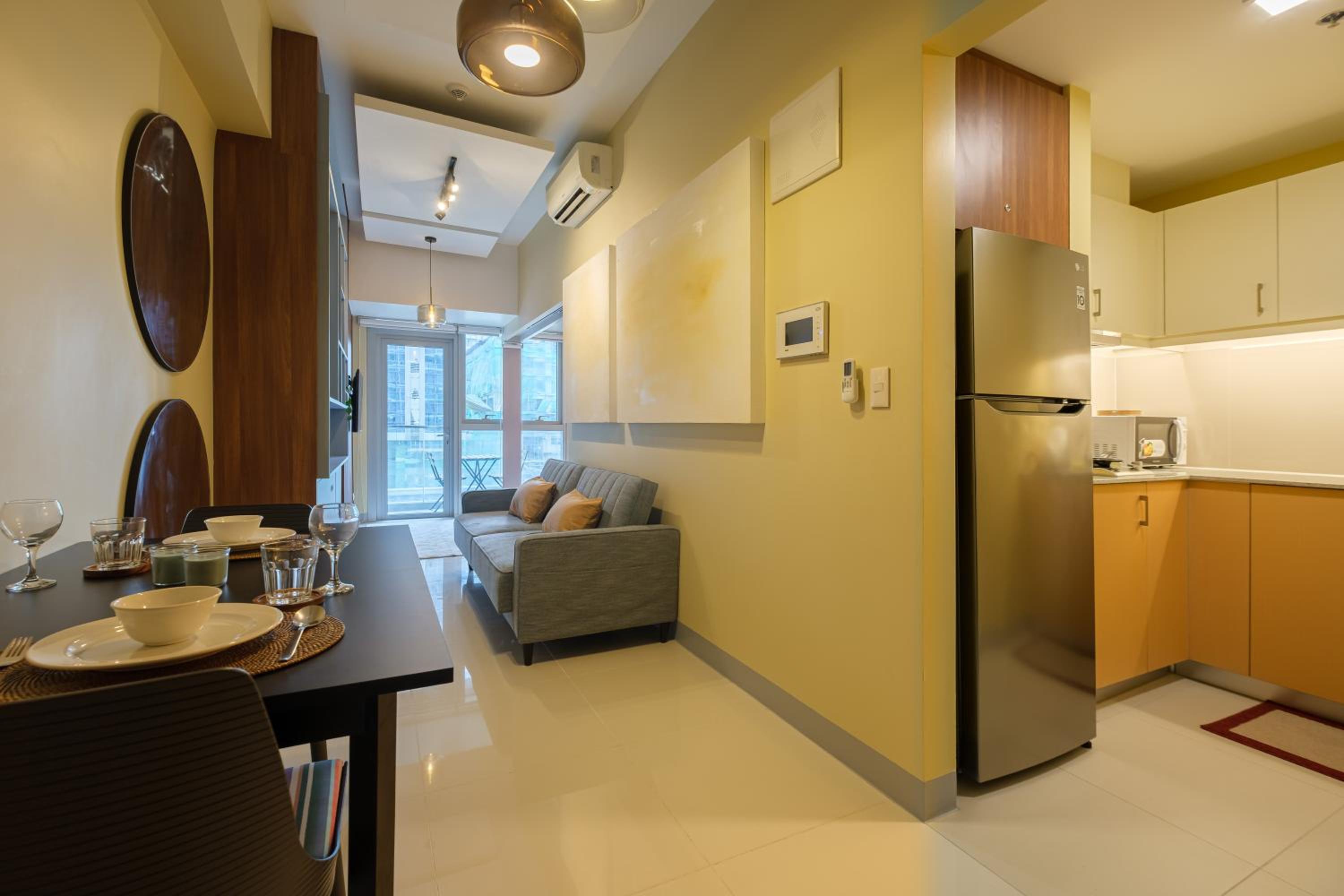 Uptown Parksuites Modern Room