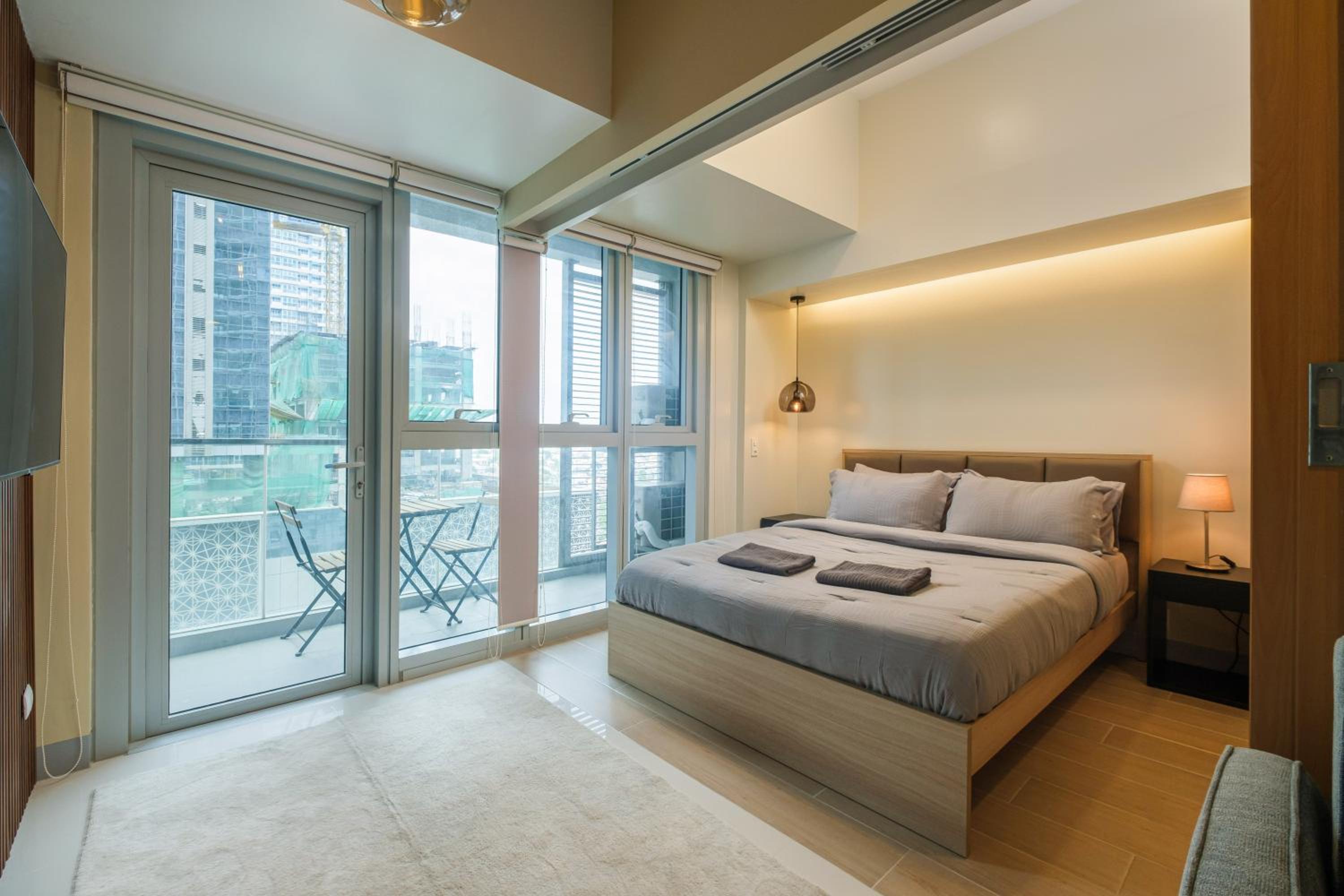 Uptown Parksuites Modern Room