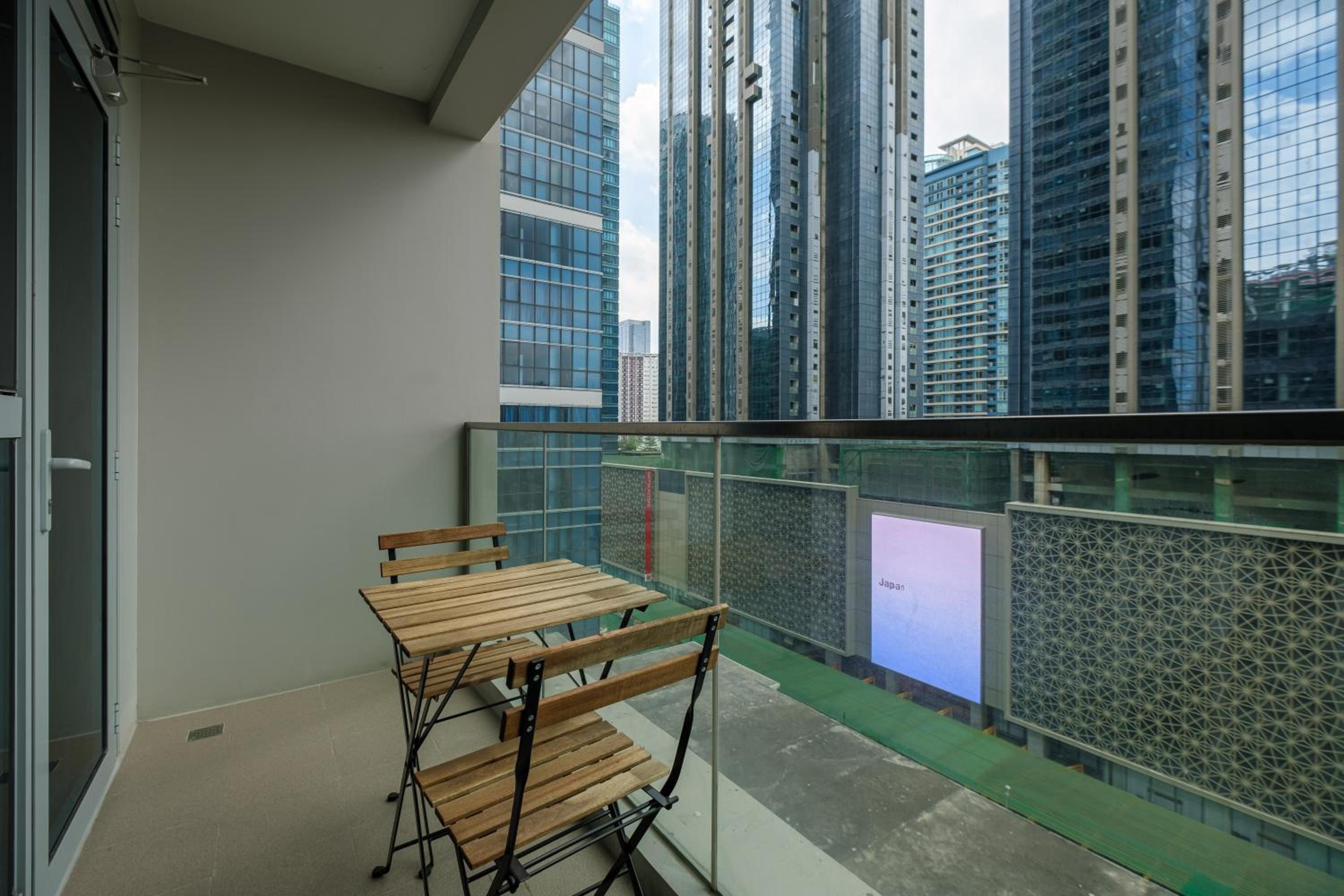 Uptown Parksuites Modern Room