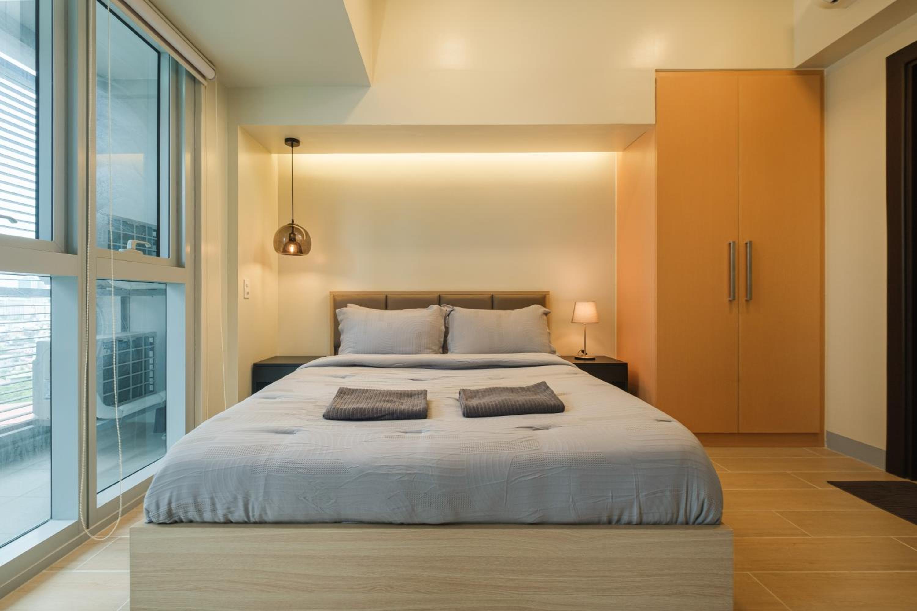 Uptown Parksuites Modern Room