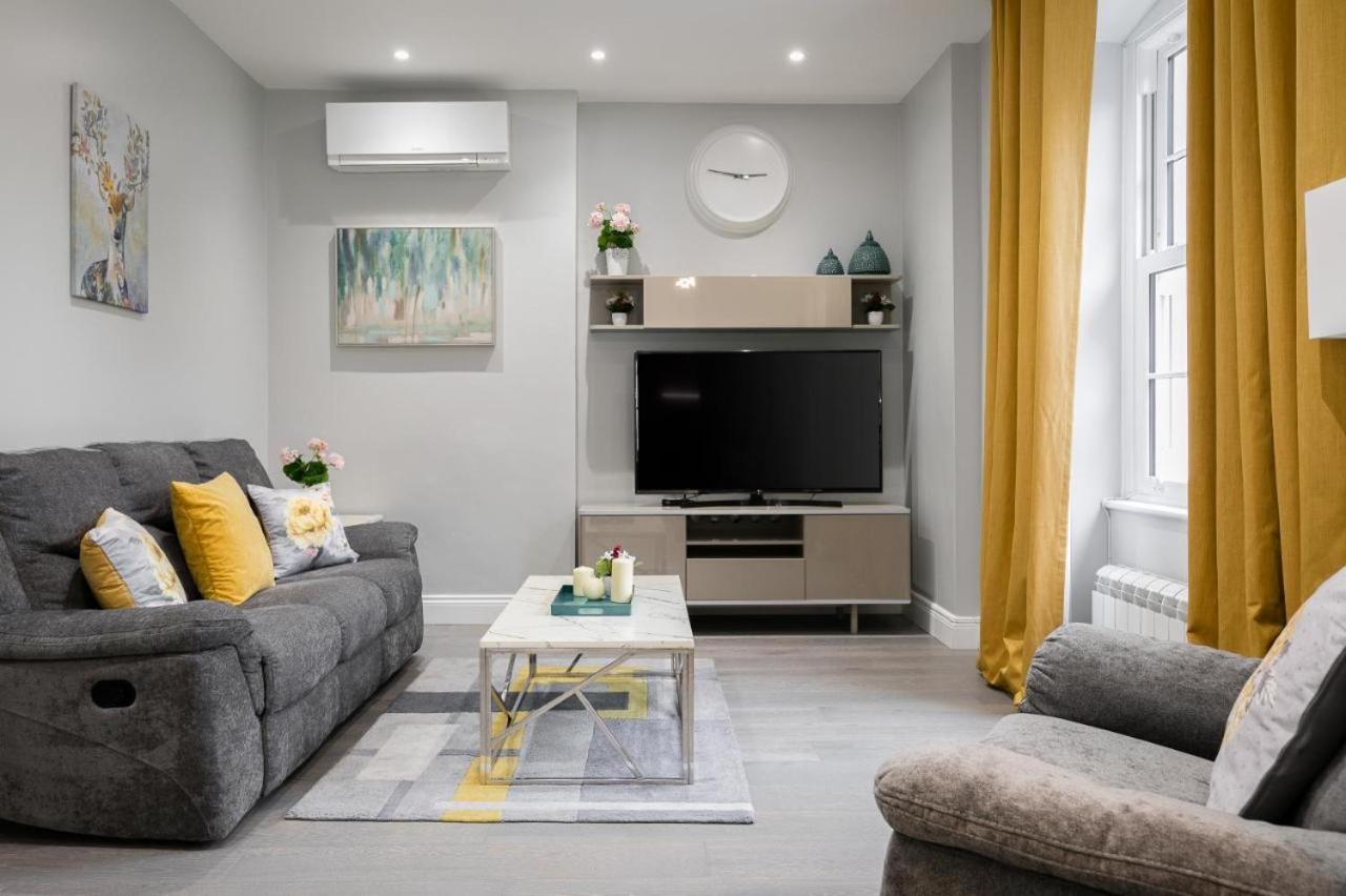 Modern 3 and 2 bedroom flat in central london with installed AC