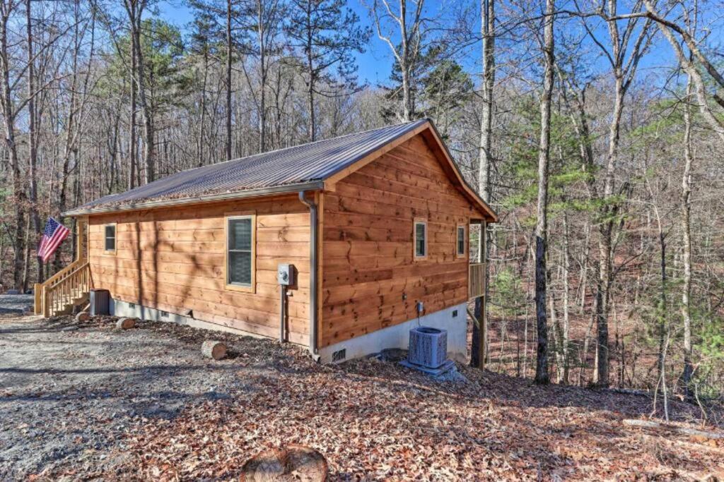 New Serene, Fun & Comfy Cabin- Covered Deck, Grill, Arcade view 3