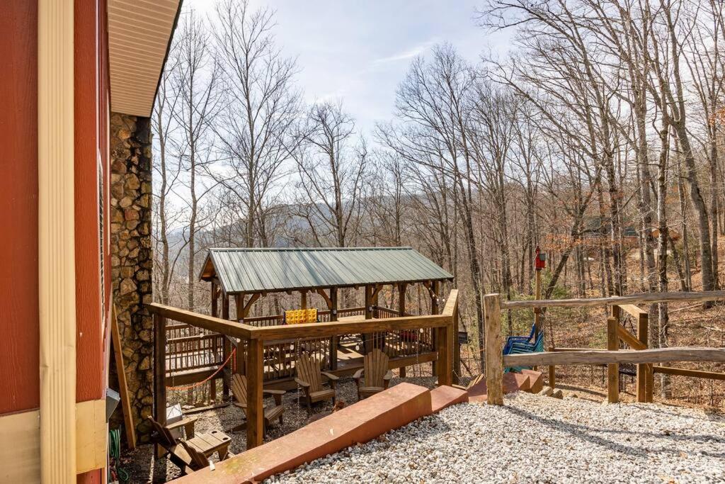 Red Rooster Family Cabin w/Hot Tub+Fire Pit+View view 5
