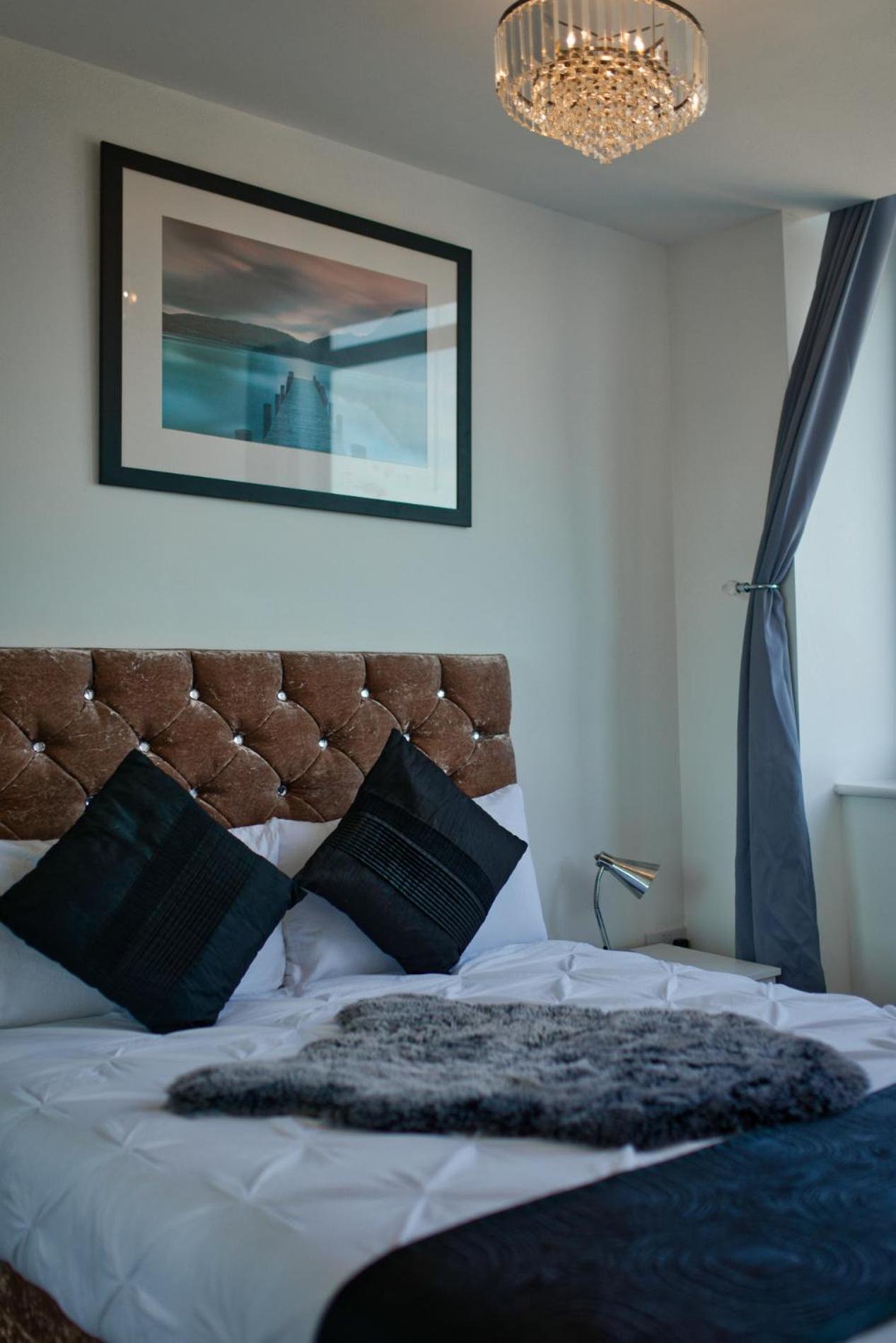 Sidemersey Livings - 2 Bedroom Central Skyline Apartment with views and parking