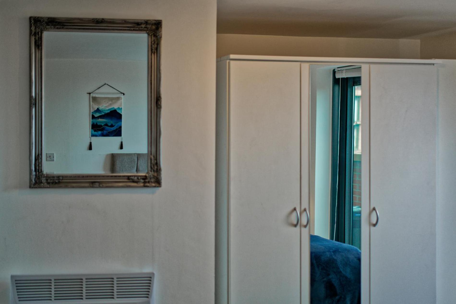 Sidemersey Livings- Convenient and Accessible 1-Bedroom Flat with a View, Central Liverpool view 2