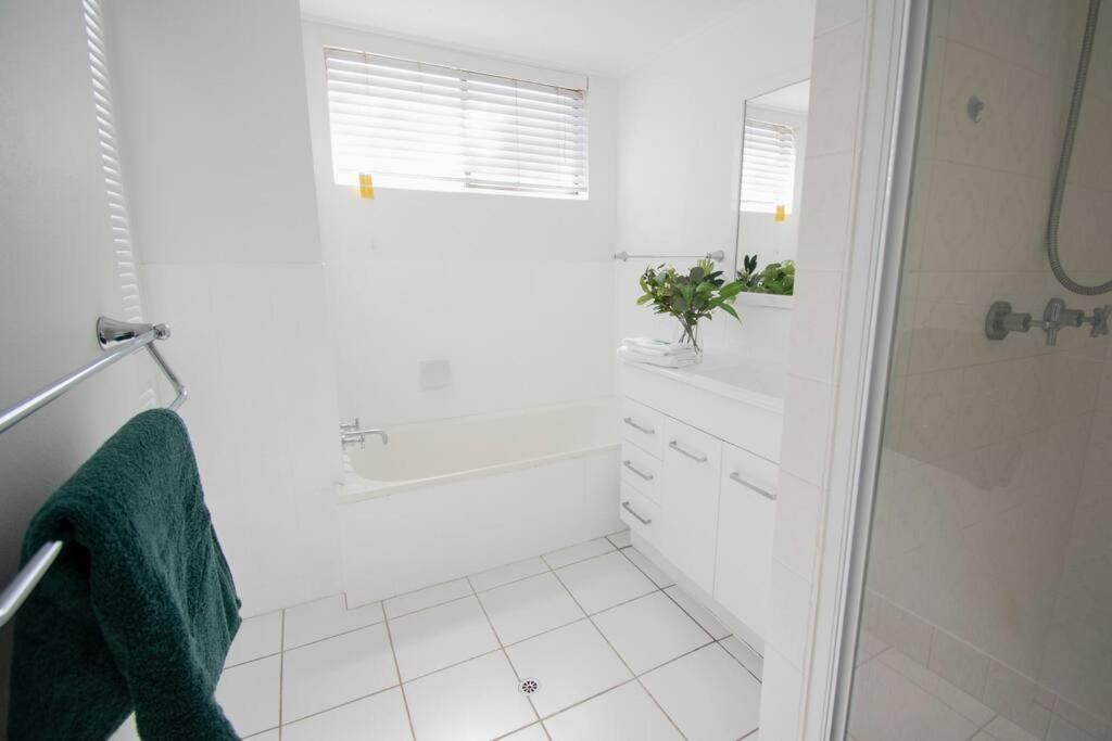 Callie Beach Escape - Beachside View, Family Friendly, Walk Everywhere