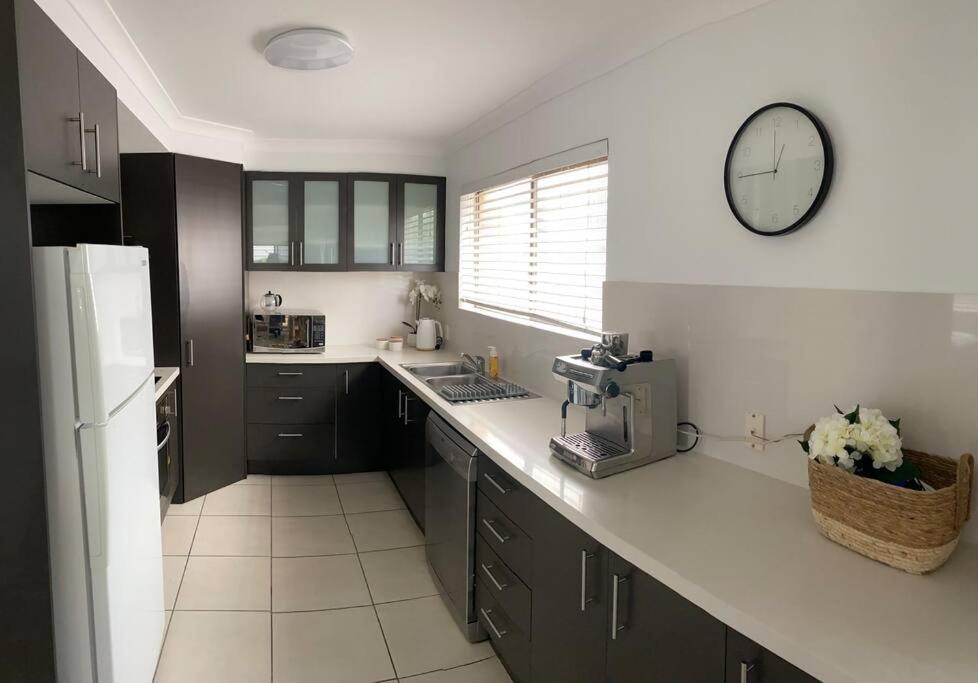 Callie Beach Escape - Beachside View, Family Friendly, Walk Everywhere