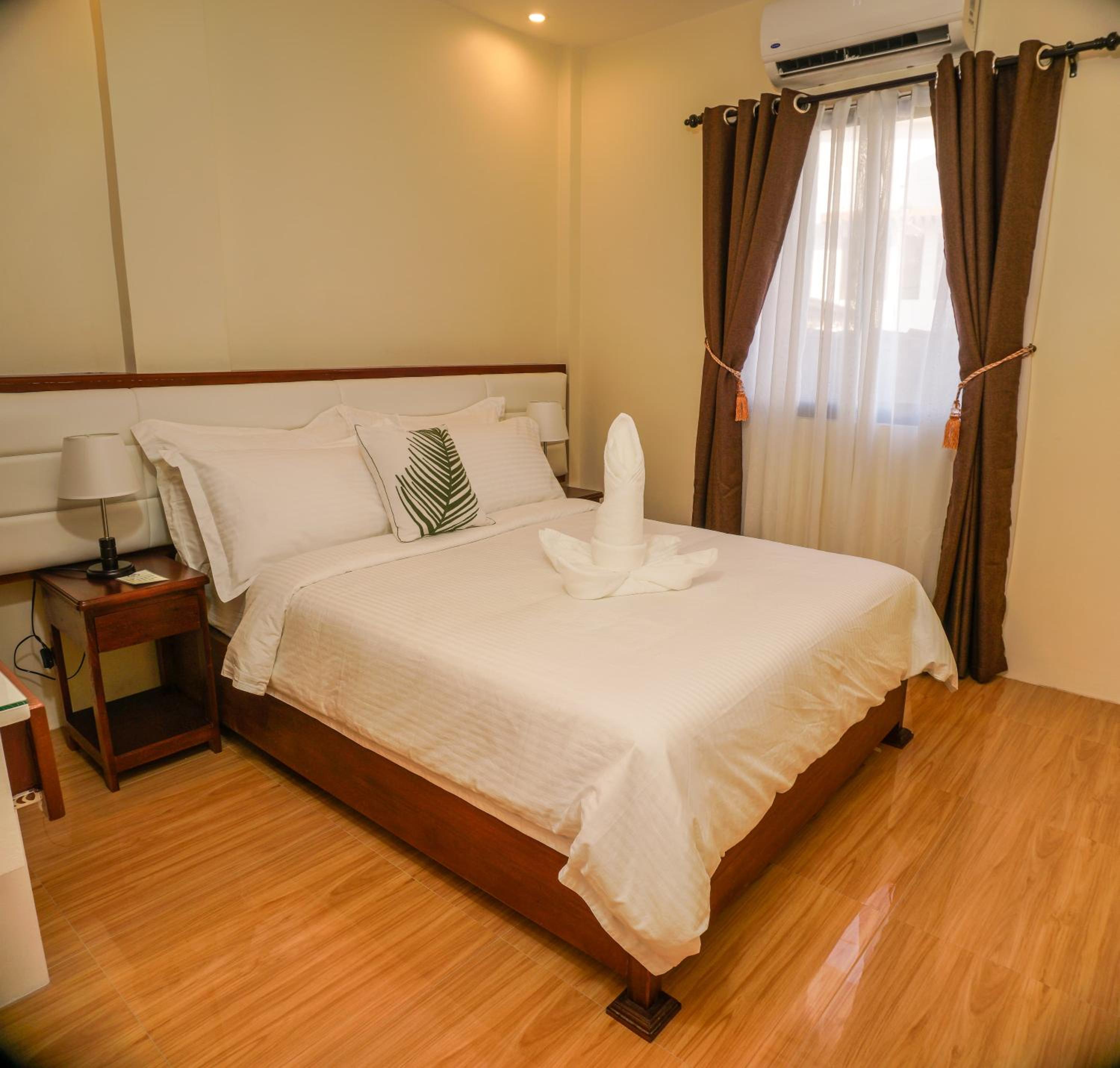 Amigos Dauin Hostel view 3