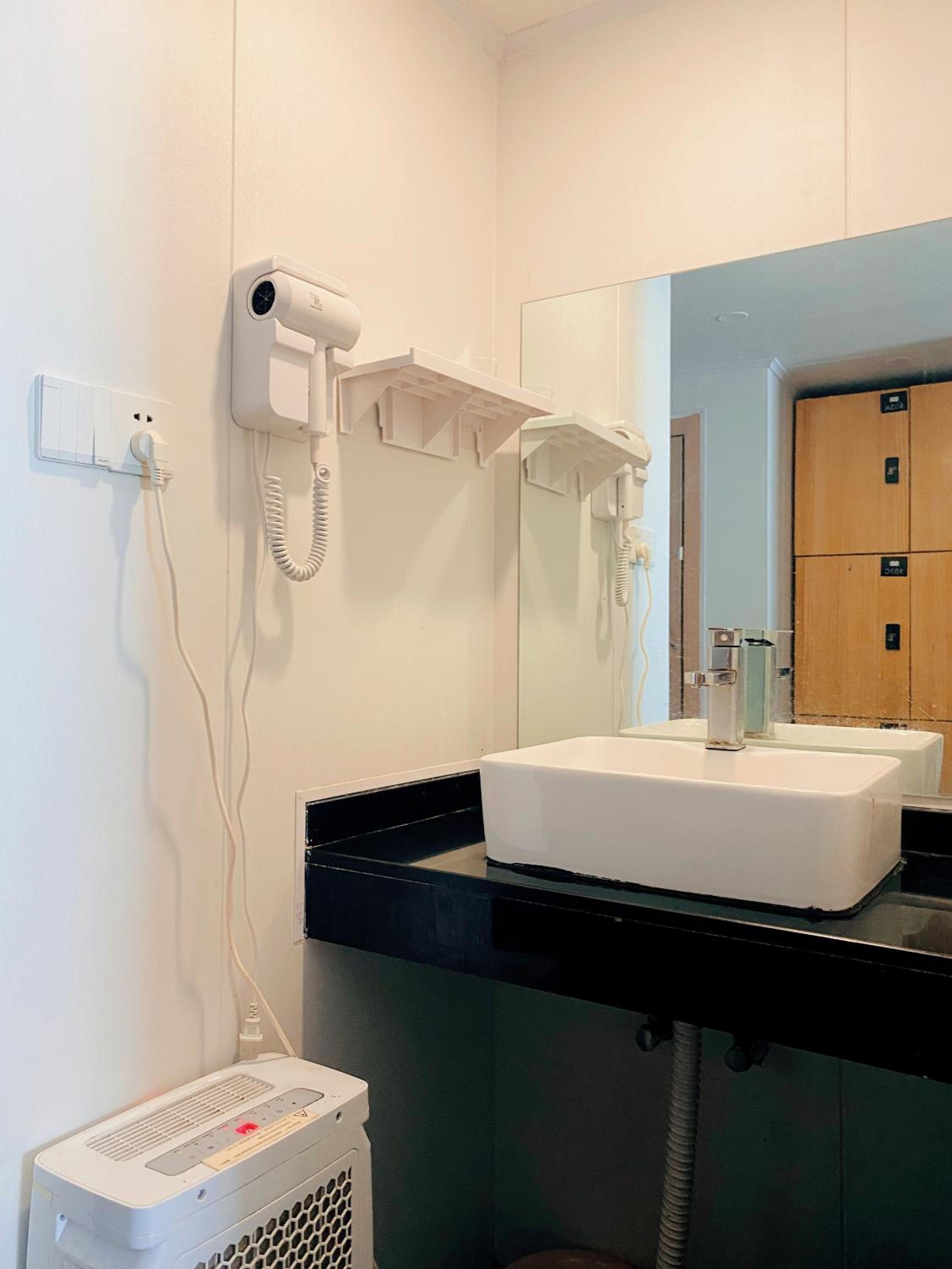 Hidden Garden Youth Hostel -Oriental Pearl &Lujiazui -Garden Social Area -Bar -Café -Free Laundry Luggage Storage -24H Front Desk -English Service