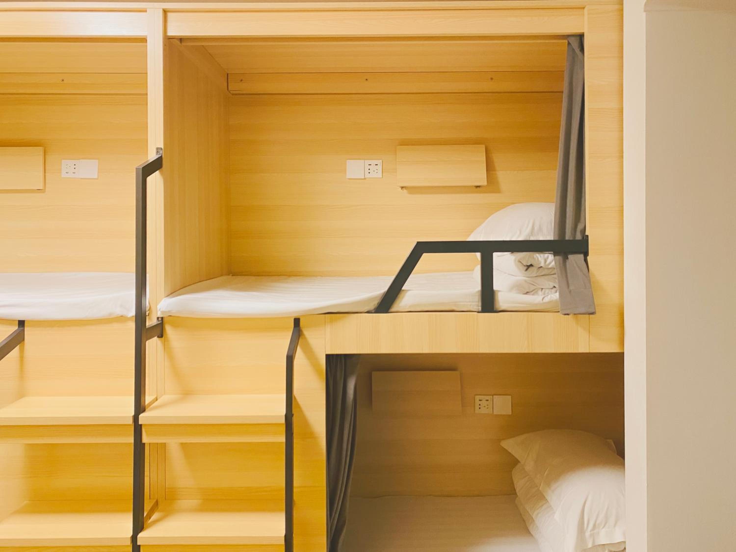 Hidden Garden Youth Hostel -Oriental Pearl &Lujiazui -Garden Social Area -Bar -Café -Free Laundry Luggage Storage -24H Front Desk -English Service