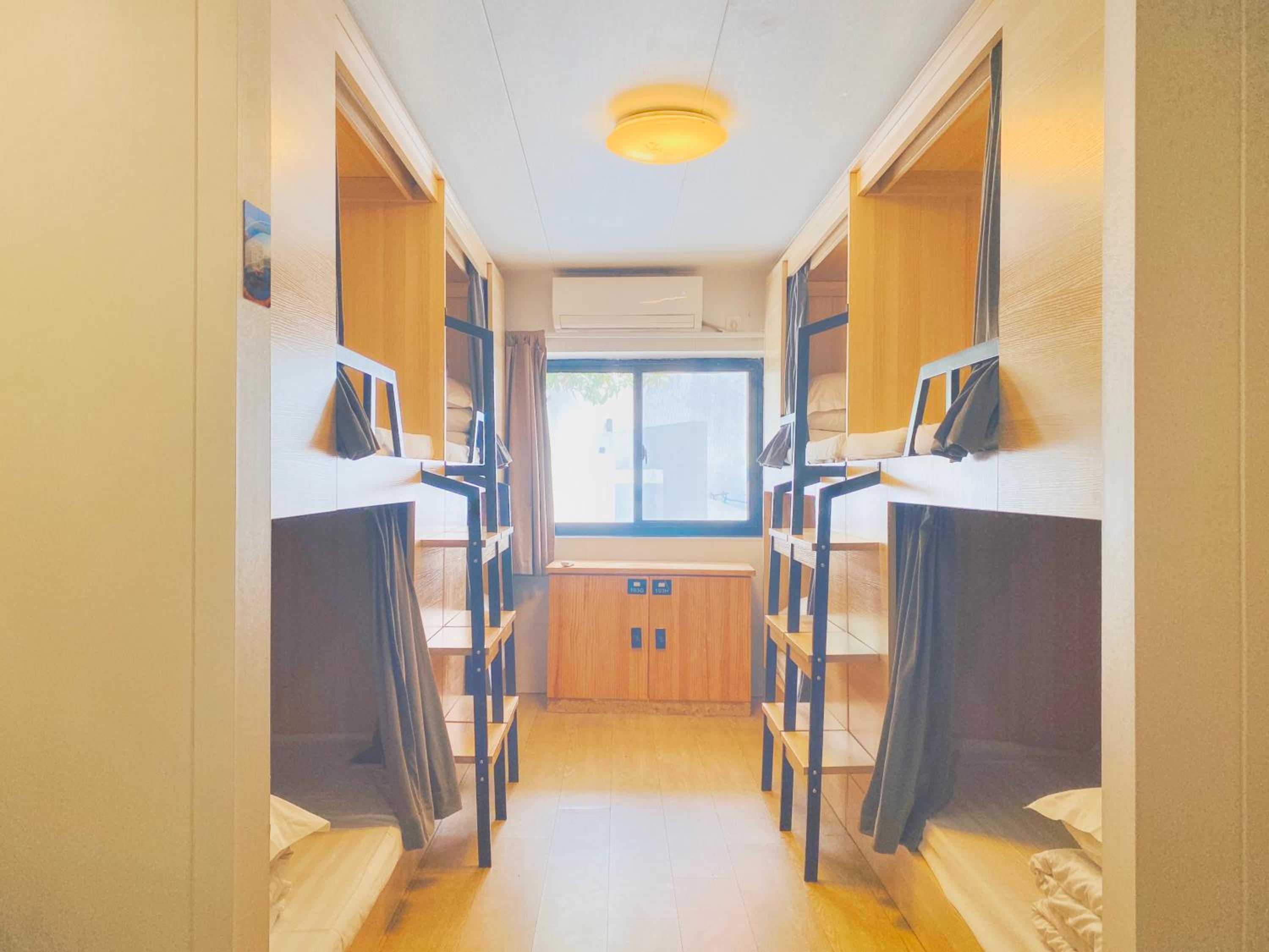 Hidden Garden Youth Hostel -Oriental Pearl &Lujiazui -Garden Social Area -Bar -Café -Free Laundry Luggage Storage -24H Front Desk -English Service