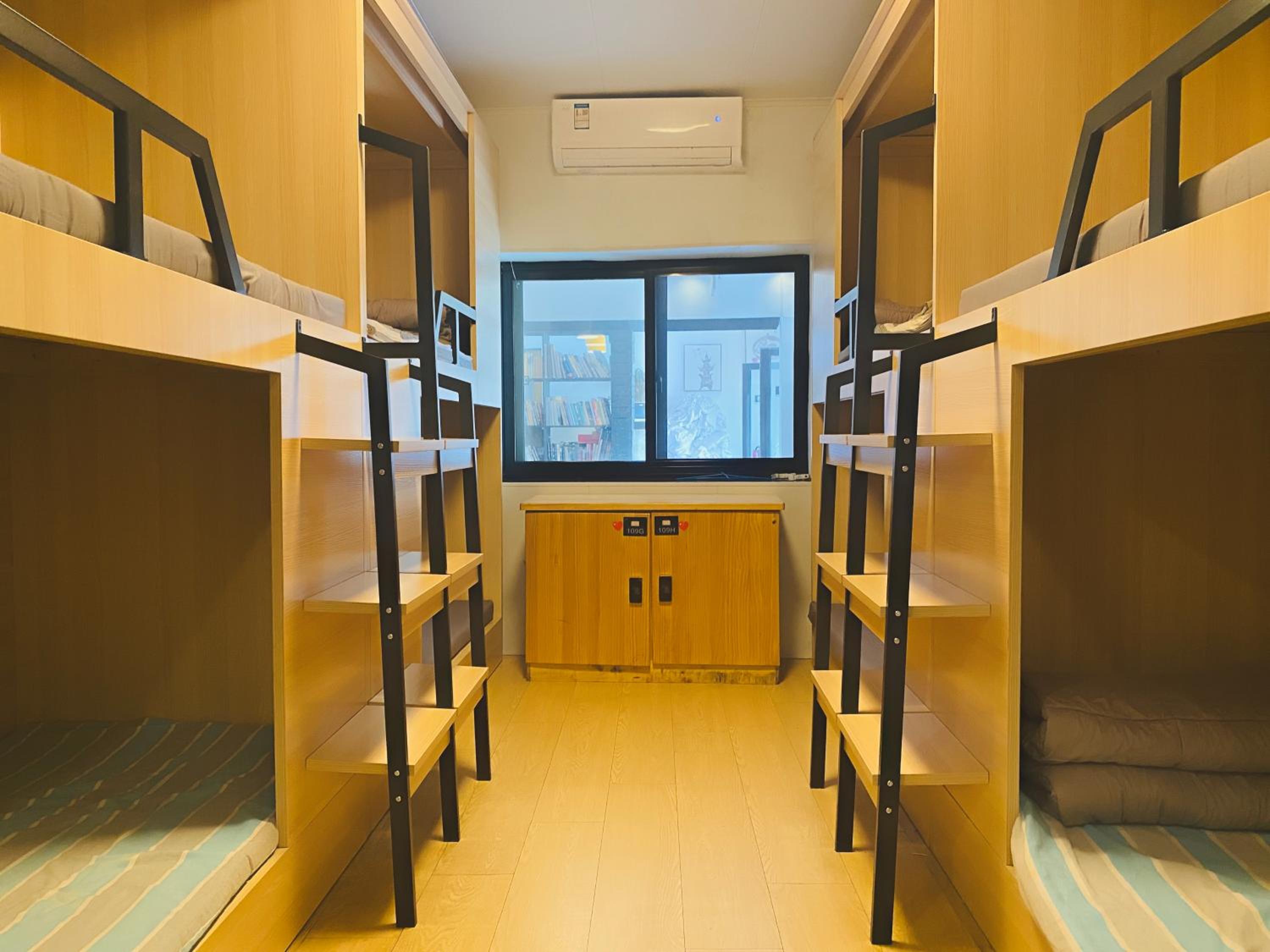 Hidden Garden Youth Hostel -Oriental Pearl &Lujiazui -Garden Social Area -Bar -Café -Free Laundry Luggage Storage -24H Front Desk -English Service