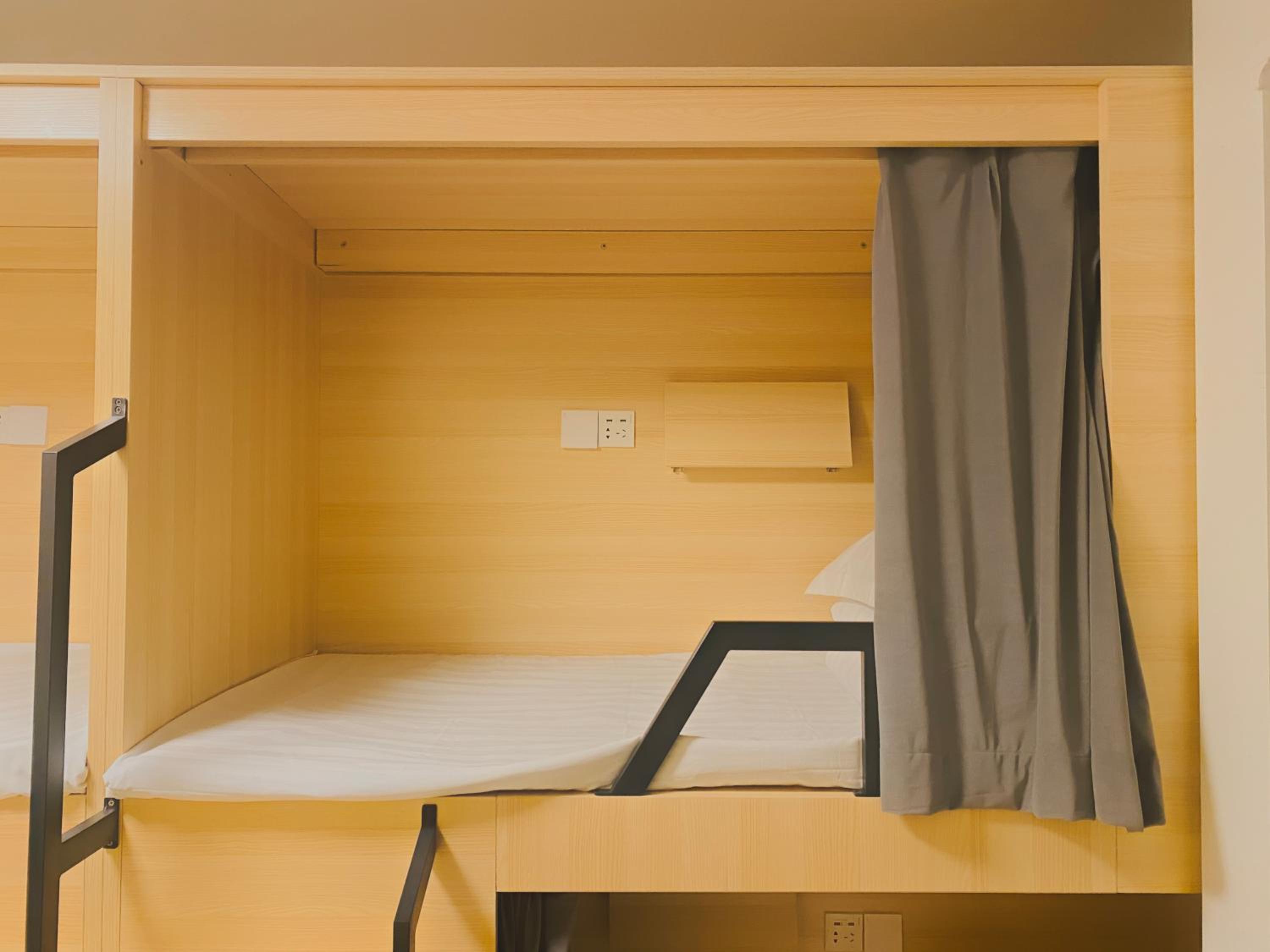 Hidden Garden Youth Hostel -Oriental Pearl &Lujiazui -Garden Social Area -Bar -Café -Free Laundry Luggage Storage -24H Front Desk -English Service