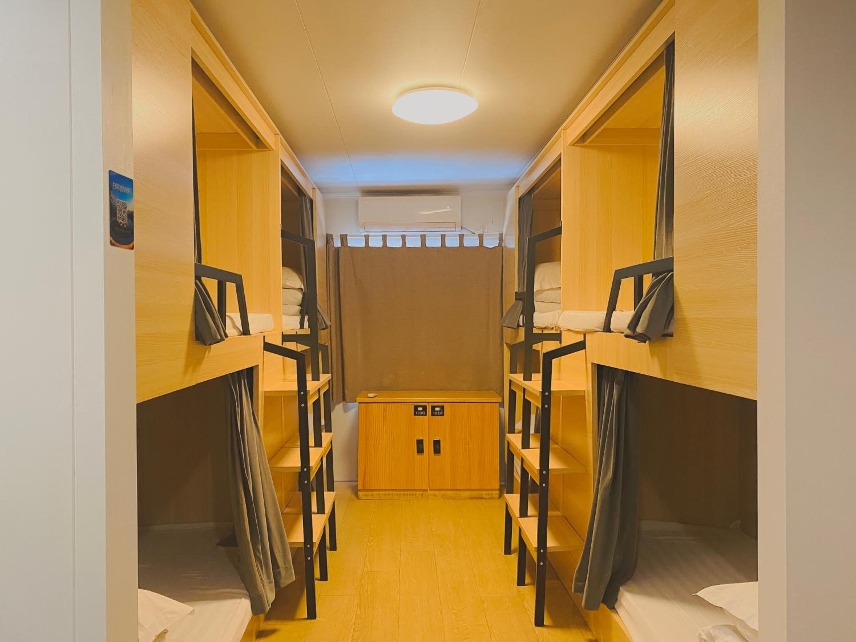 Hidden Garden Youth Hostel -Oriental Pearl &Lujiazui -Garden Social Area -Bar -Café -Free Laundry Luggage Storage -24H Front Desk -English Service
