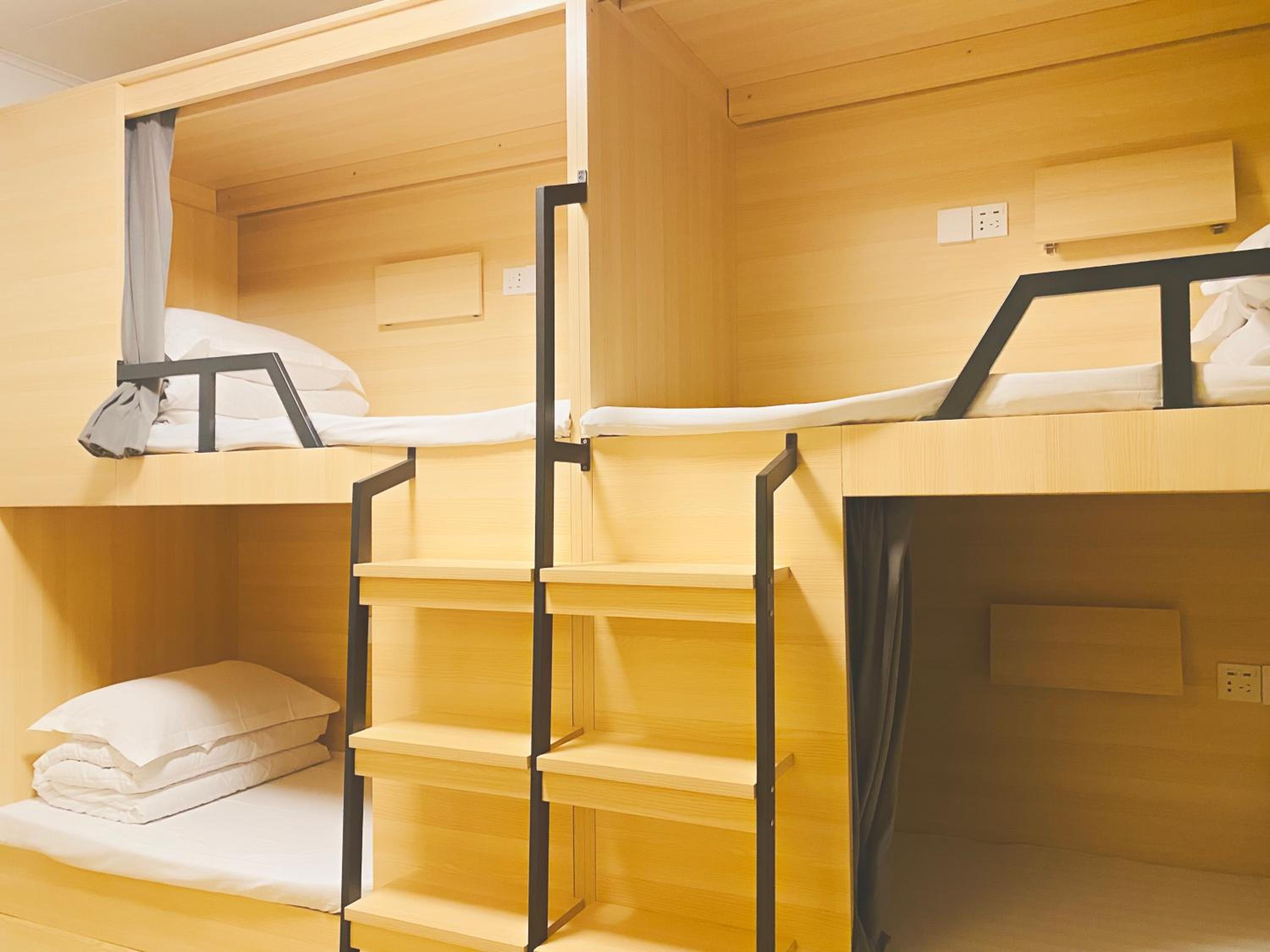 Hidden Garden Youth Hostel -Oriental Pearl &Lujiazui -Garden Social Area -Bar -Café -Free Laundry Luggage Storage -24H Front Desk -English Service