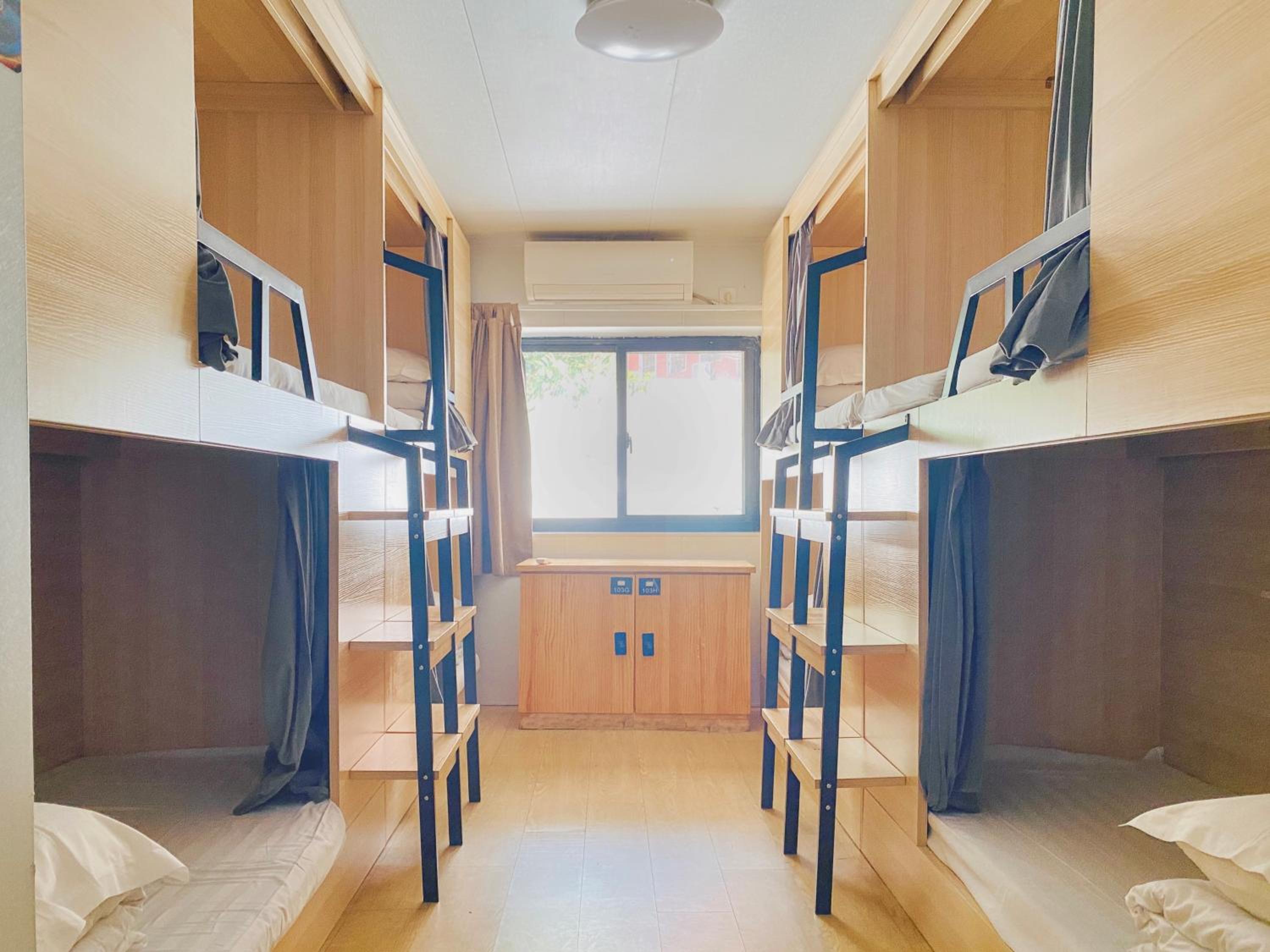 Hidden Garden Youth Hostel -Oriental Pearl &Lujiazui -Garden Social Area -Bar -Café -Free Laundry Luggage Storage -24H Front Desk -English Service