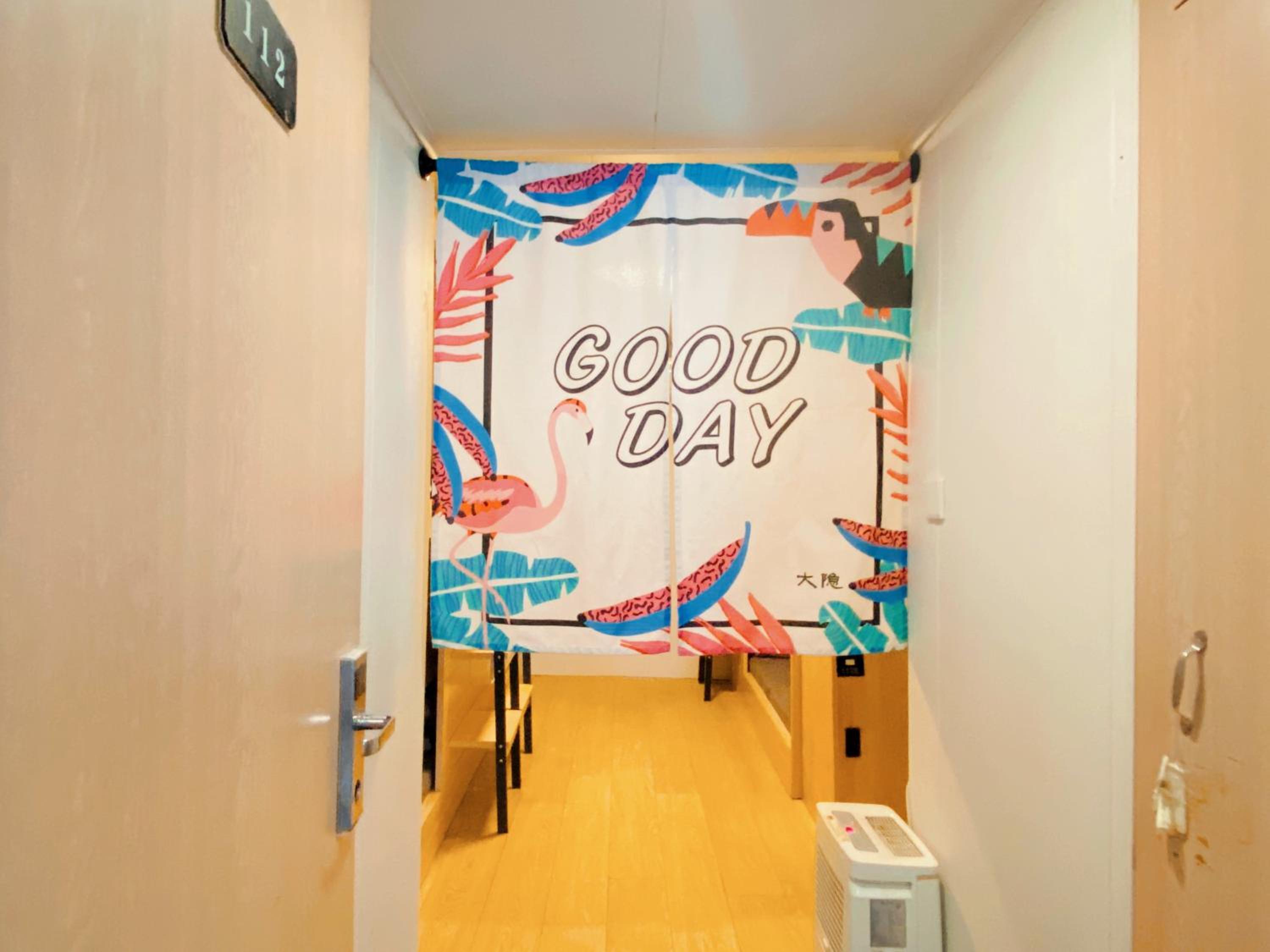 Hidden Garden Youth Hostel -Oriental Pearl &Lujiazui -Garden Social Area -Bar -Café -Free Laundry Luggage Storage -24H Front Desk -English Service