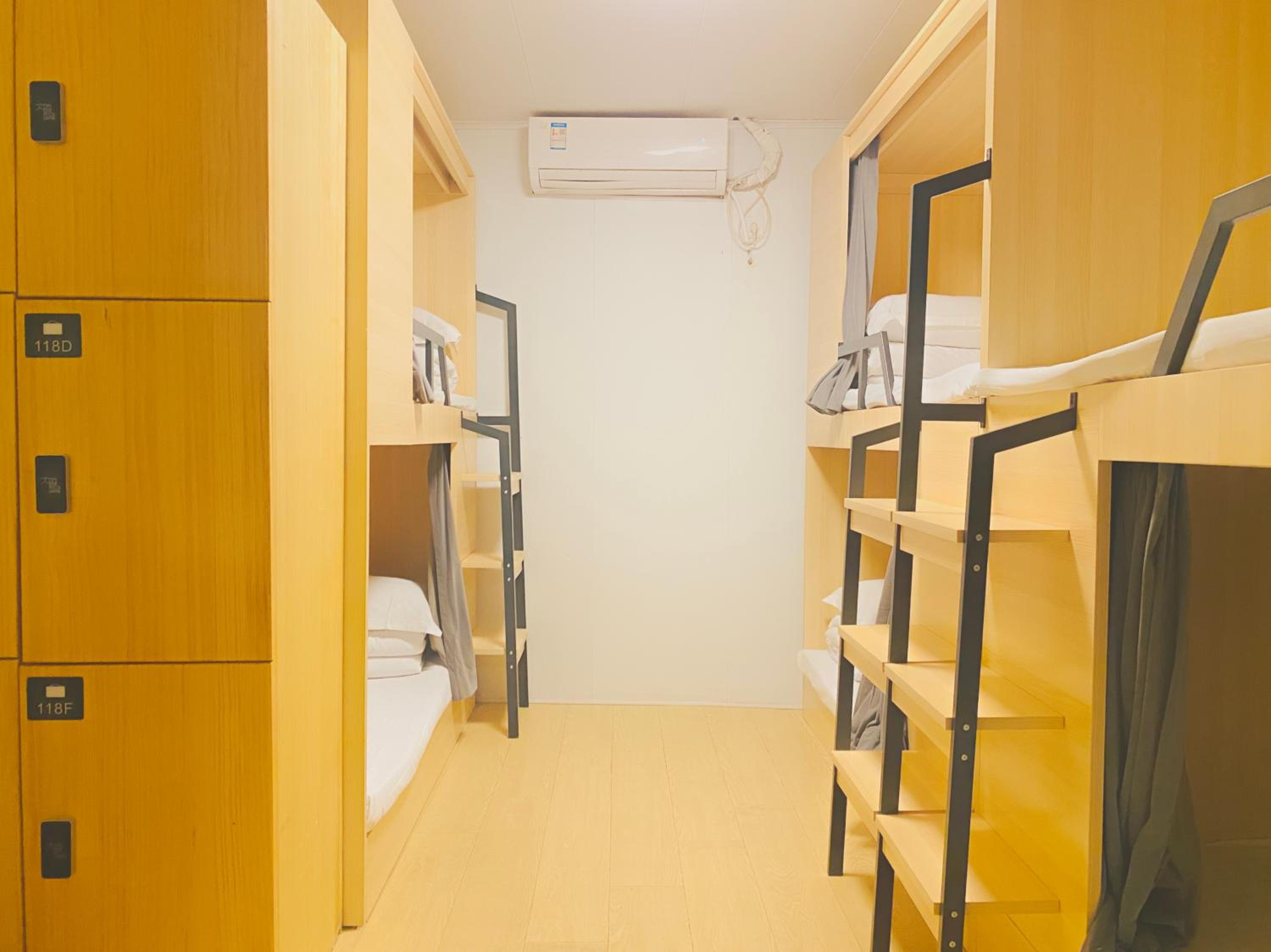 Hidden Garden Youth Hostel -Oriental Pearl &Lujiazui -Garden Social Area -Bar -Café -Free Laundry Luggage Storage -24H Front Desk -English Service