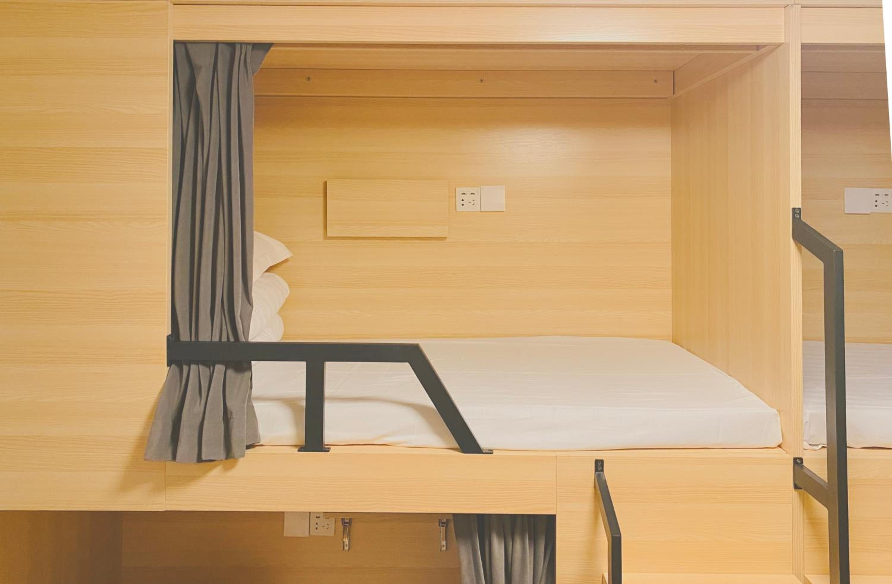 Hidden Garden Youth Hostel -Oriental Pearl &Lujiazui -Garden Social Area -Bar -Café -Free Laundry Luggage Storage -24H Front Desk -English Service