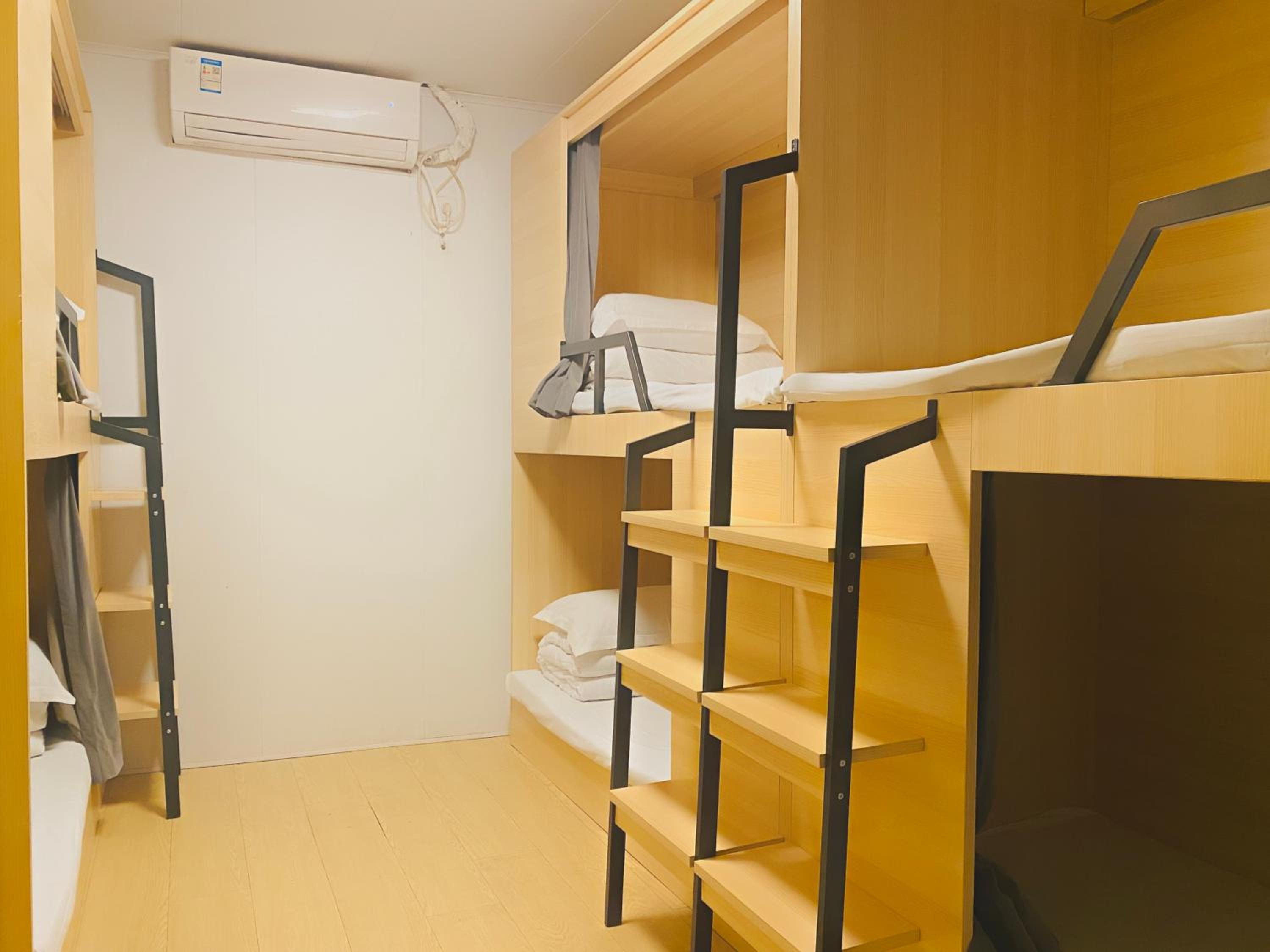 Hidden Garden Youth Hostel -Oriental Pearl &Lujiazui -Garden Social Area -Bar -Café -Free Laundry Luggage Storage -24H Front Desk -English Service